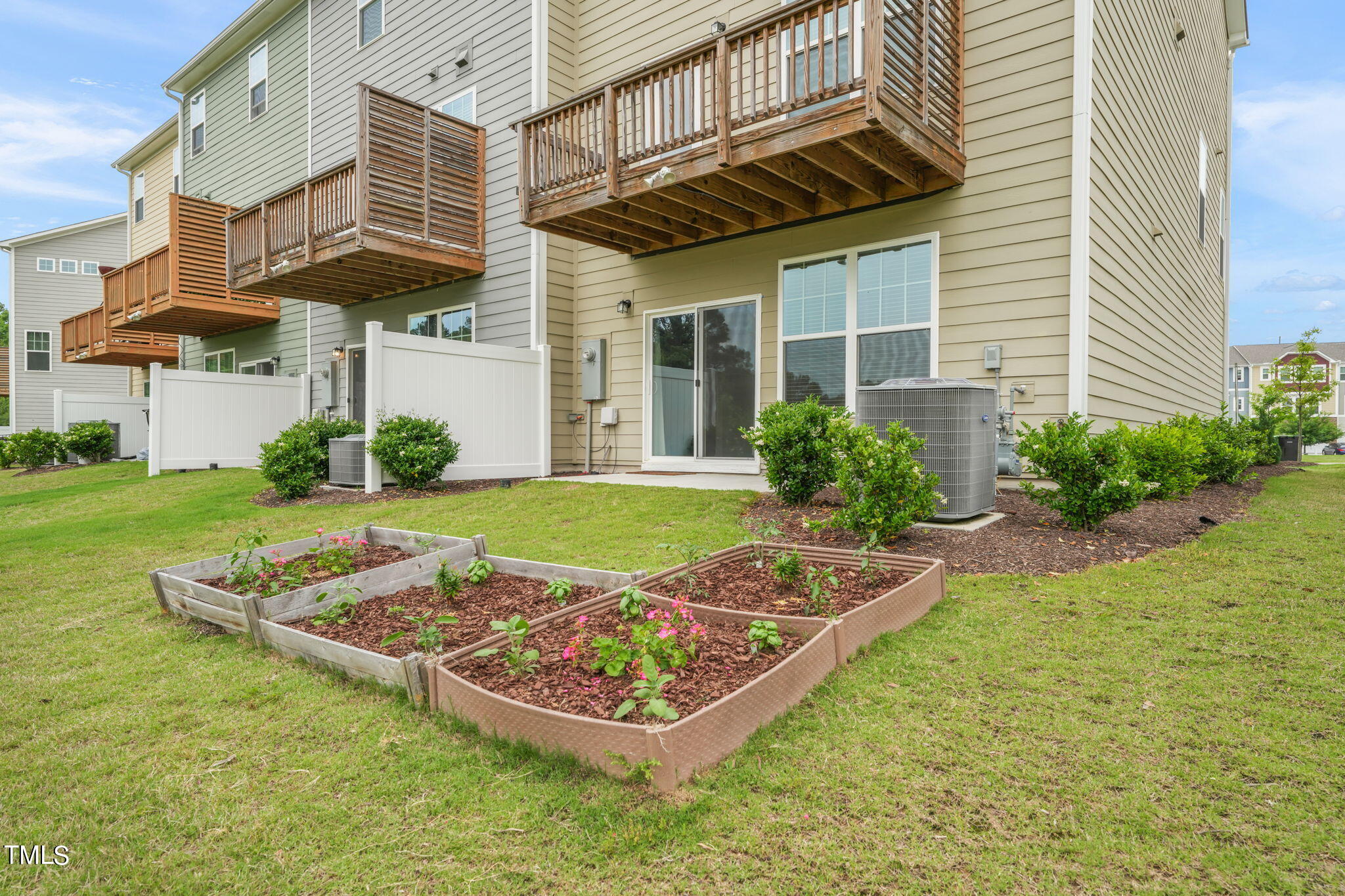 1025 Islip Place
