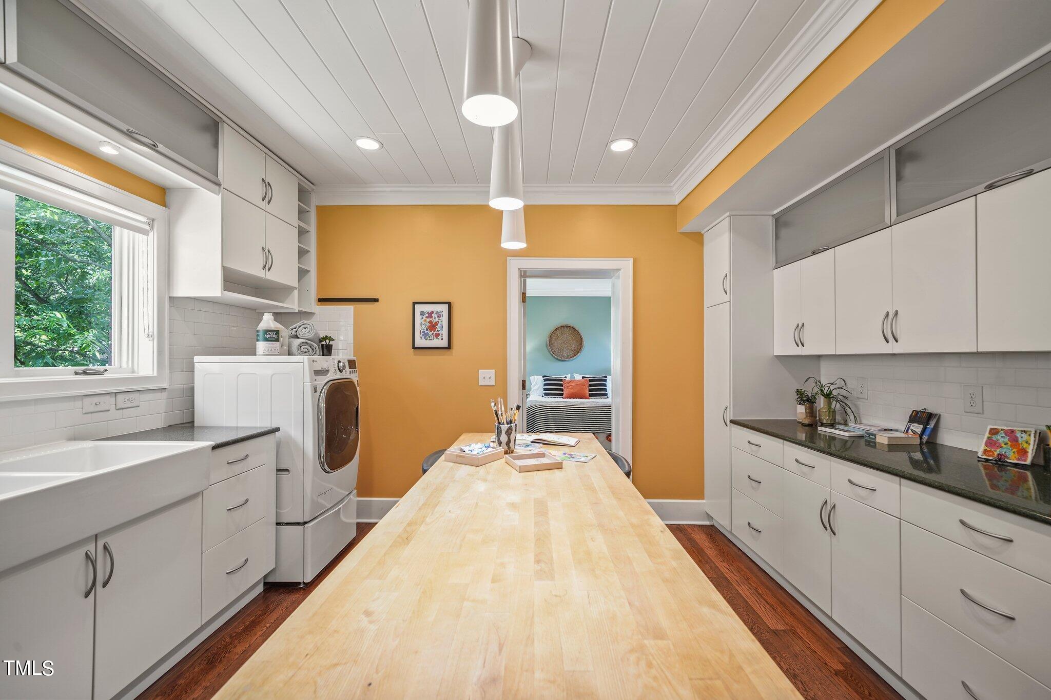 208 W Trinity Avenue