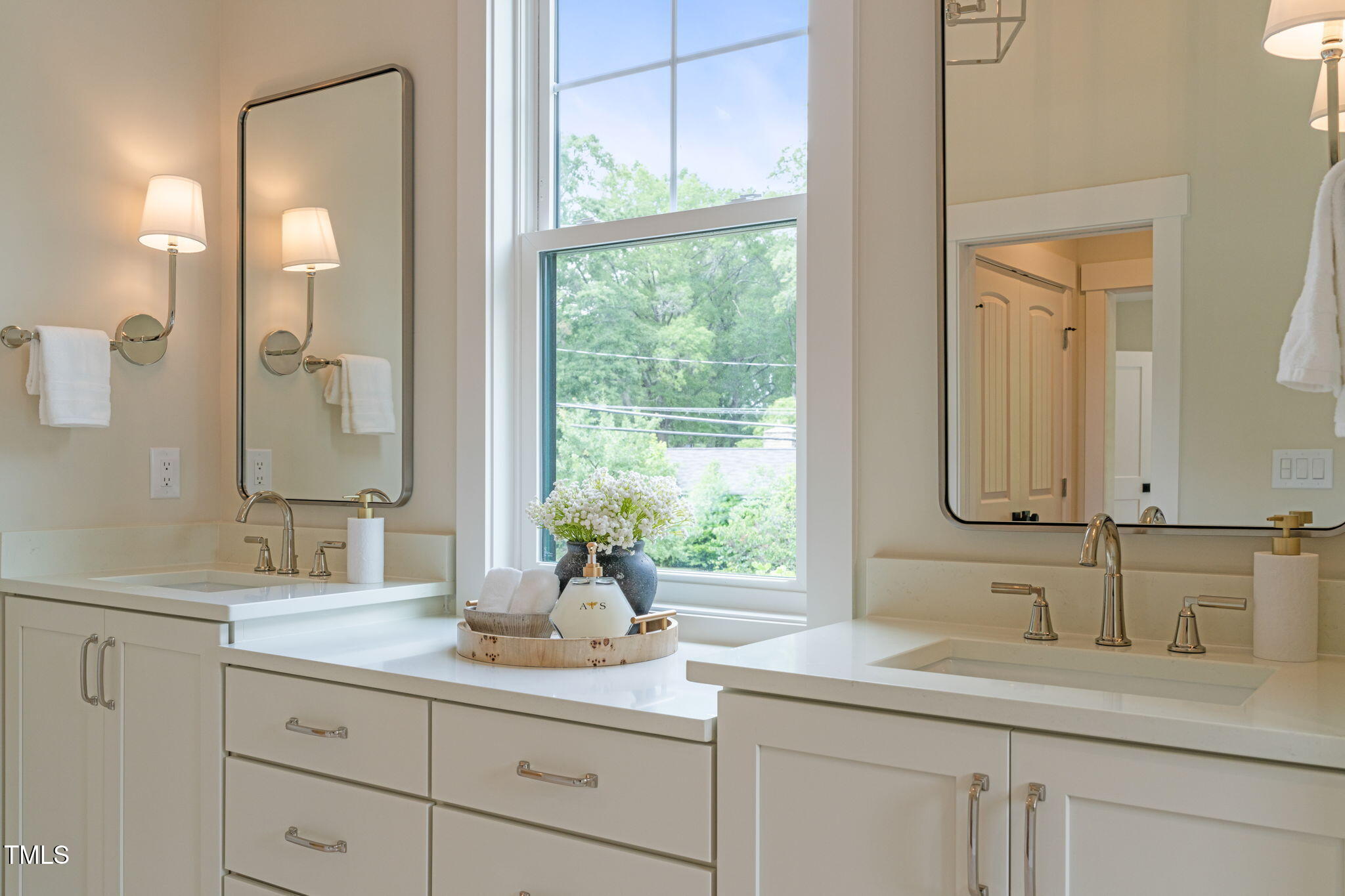 109 W Markham Avenue