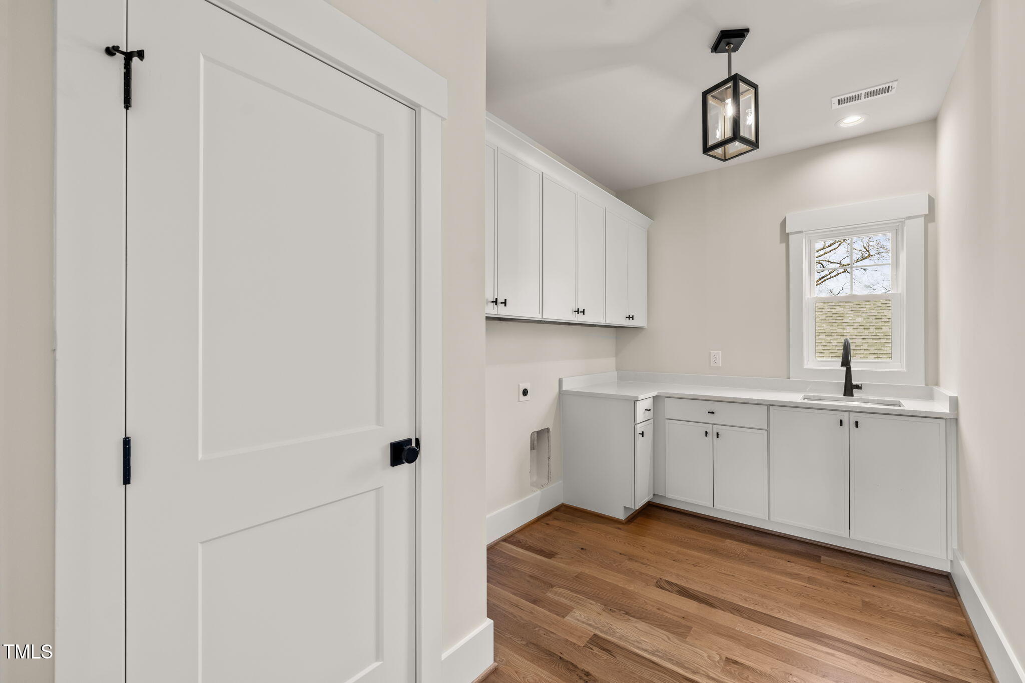 109 W Markham Avenue