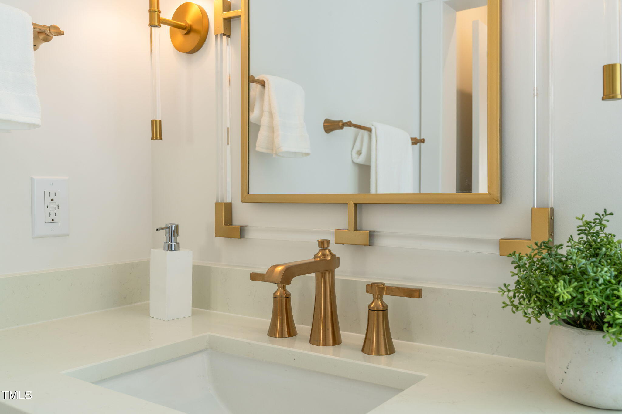 109 W Markham Avenue