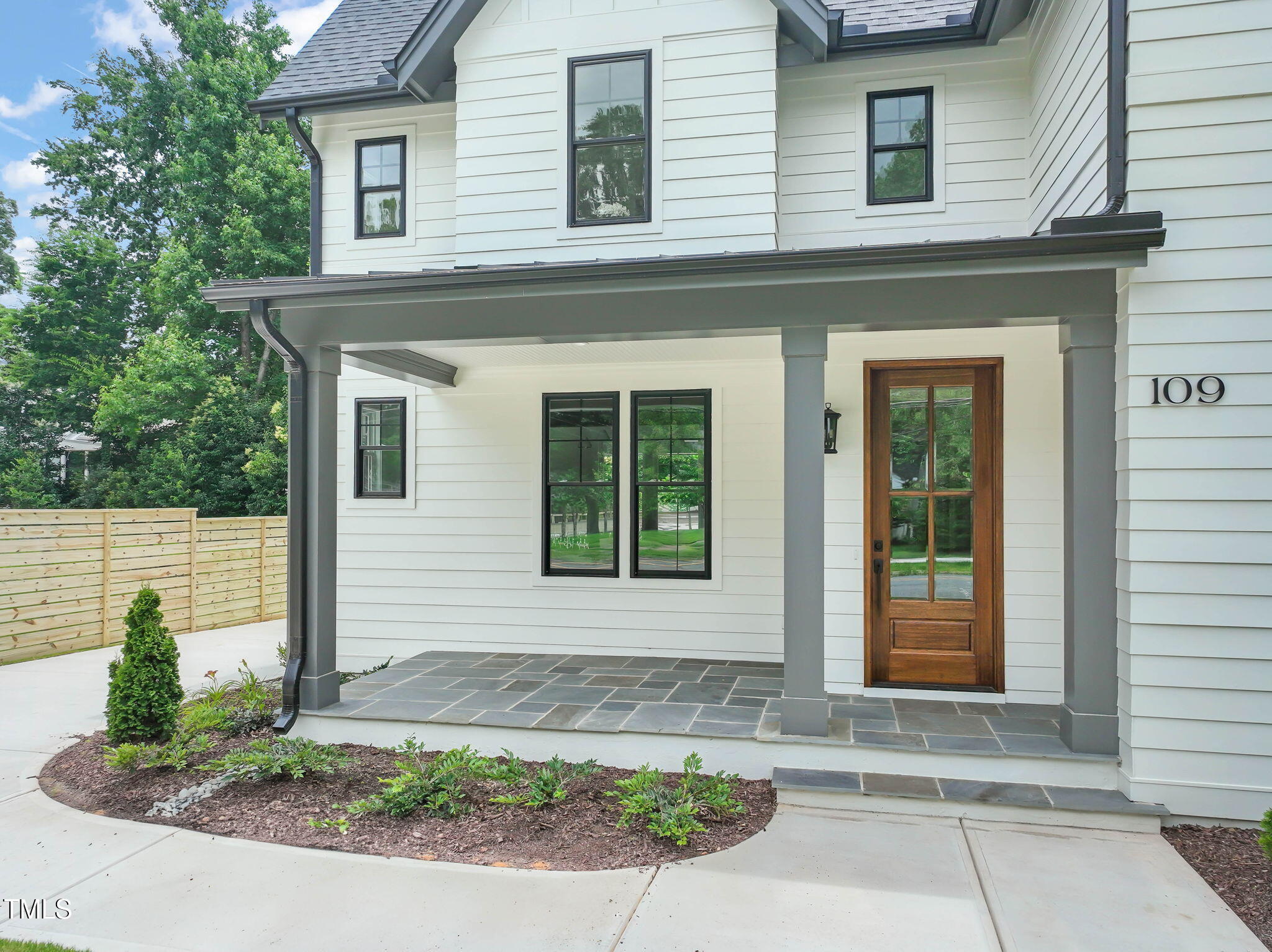 109 W Markham Avenue