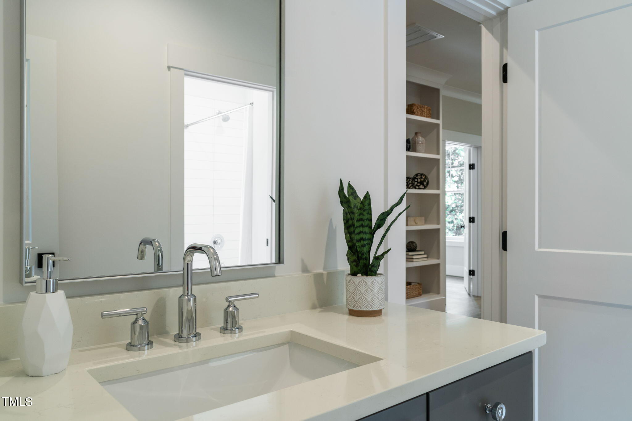 109 W Markham Avenue