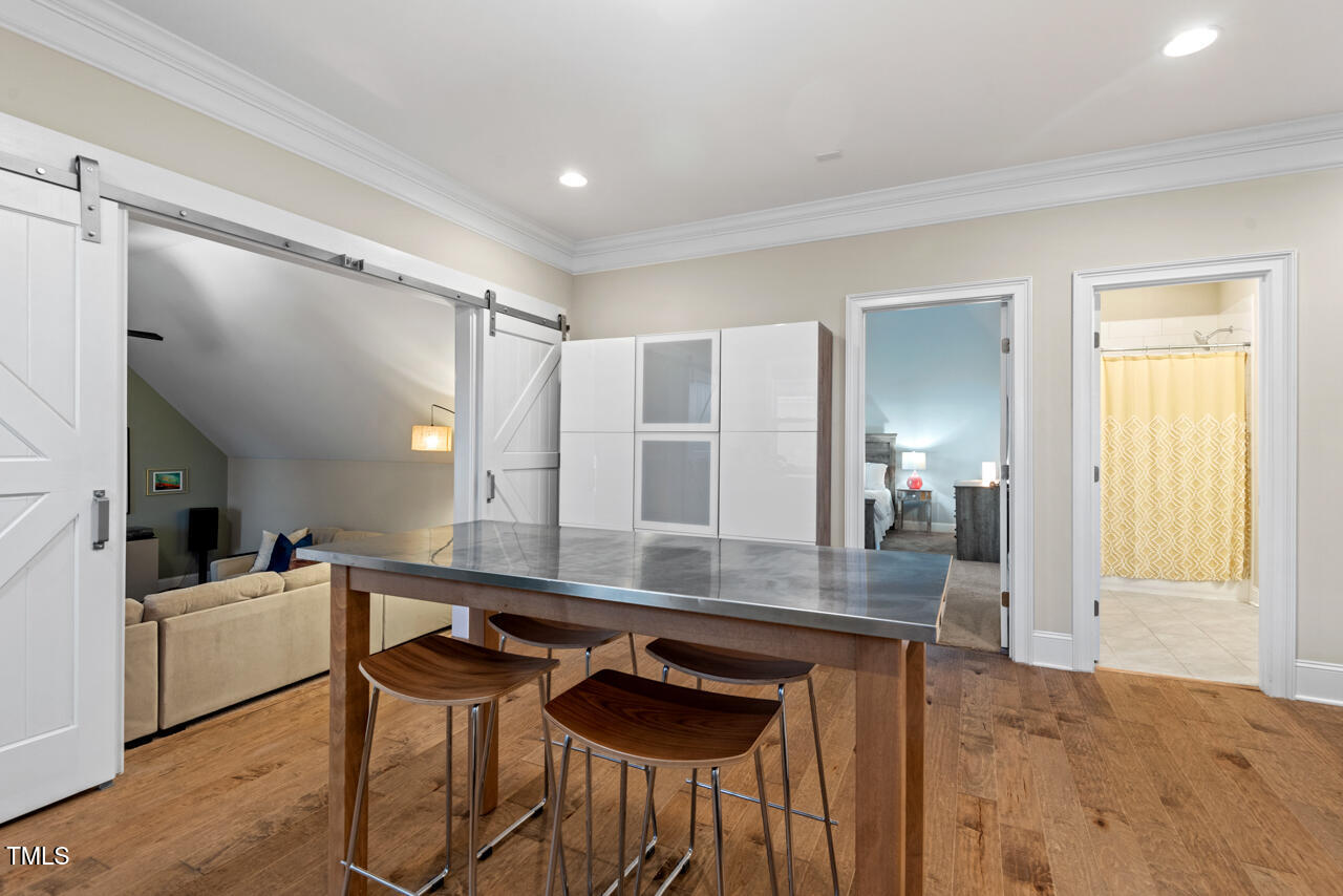 2104 Vandiver Way
