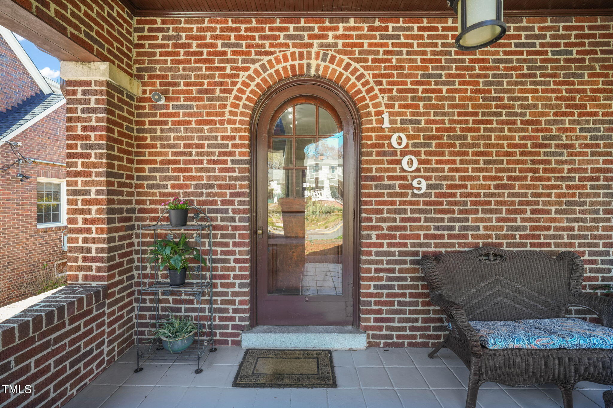 1009 W Markham Avenue