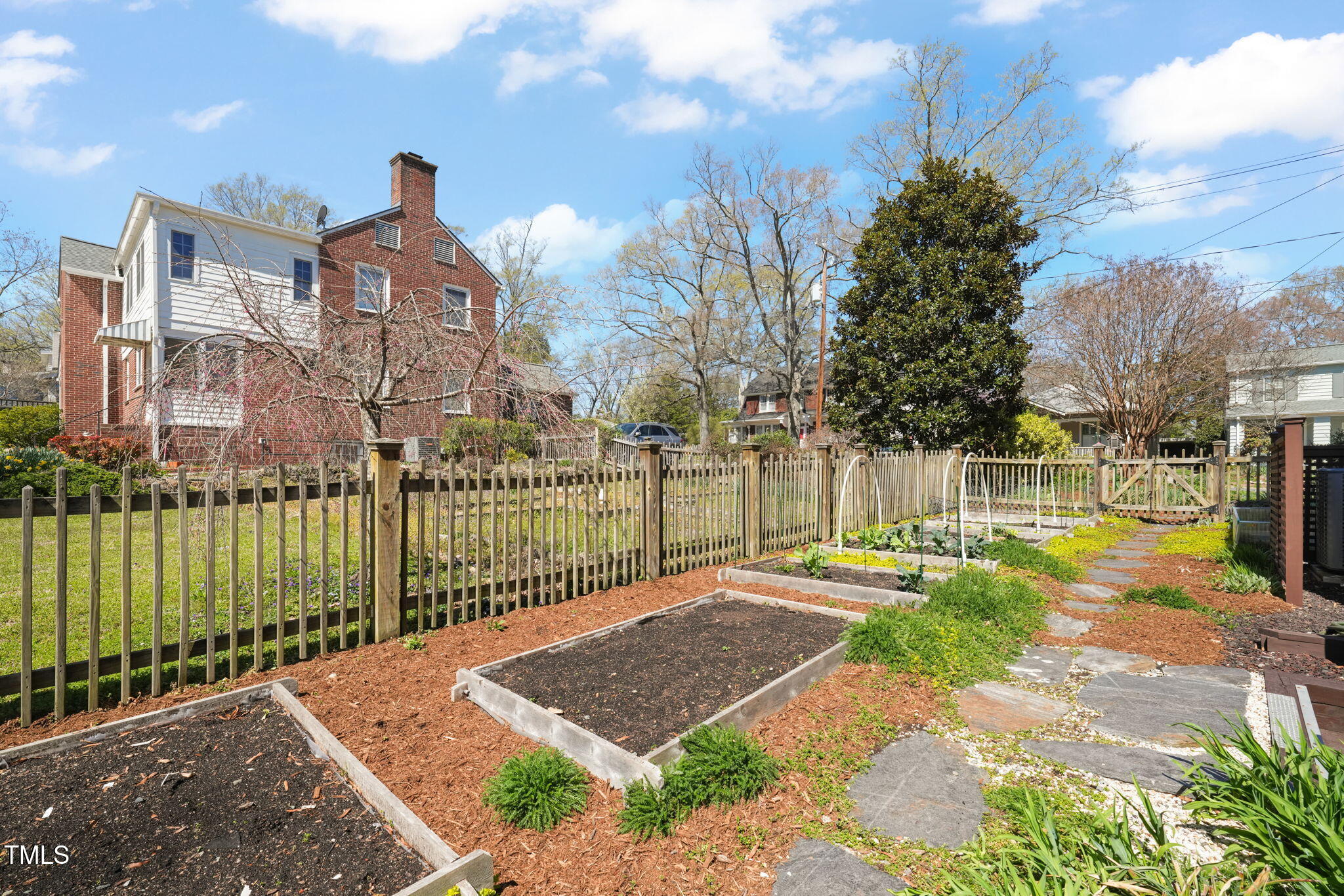 1009 W Markham Avenue