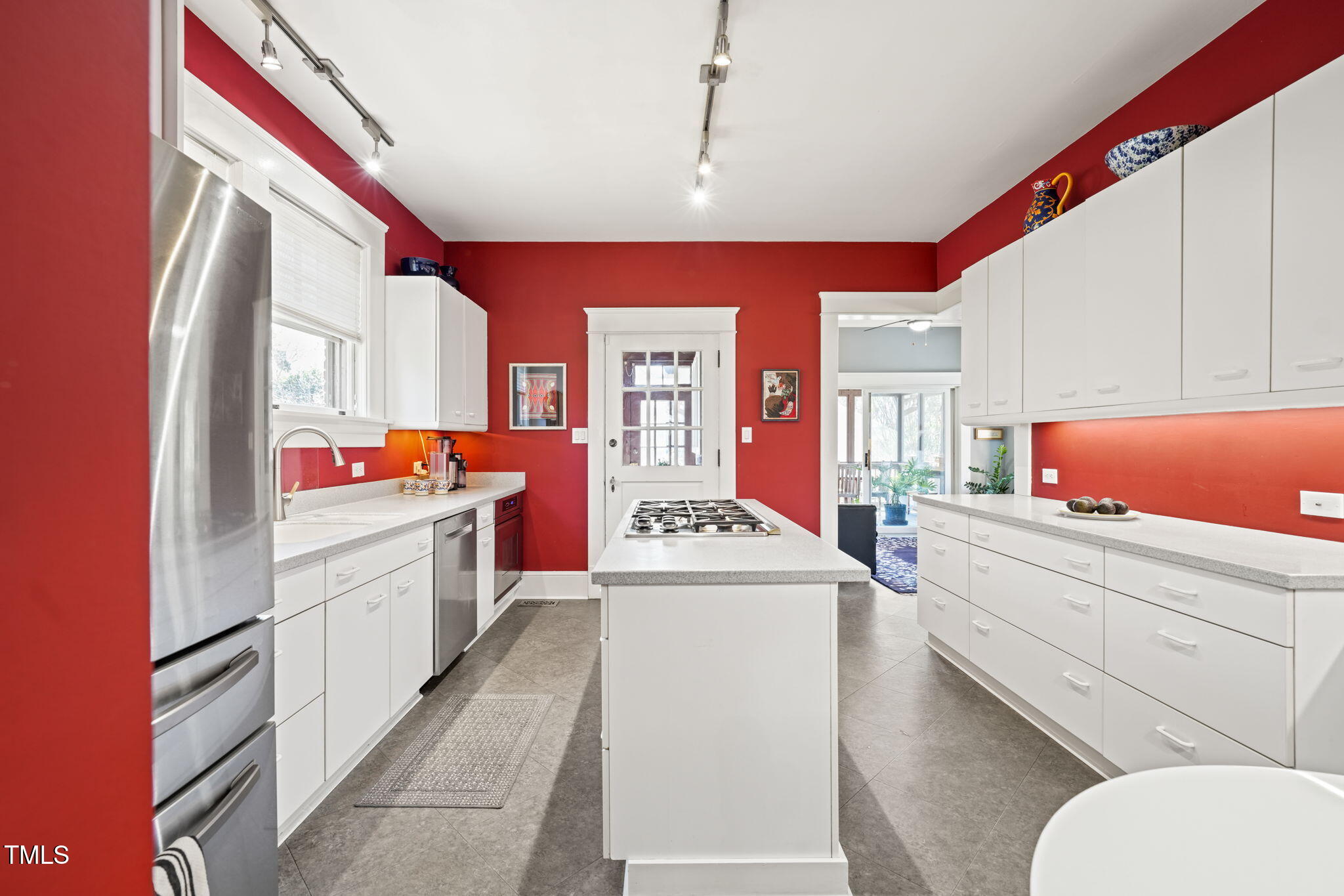 1009 W Markham Avenue