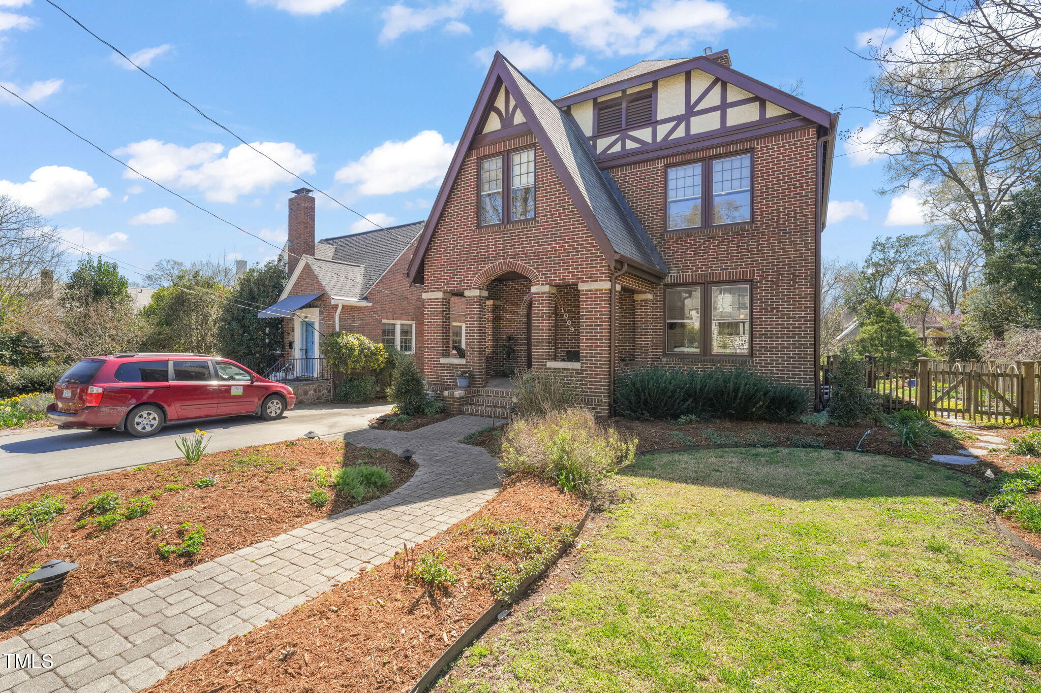 1009 W Markham Avenue