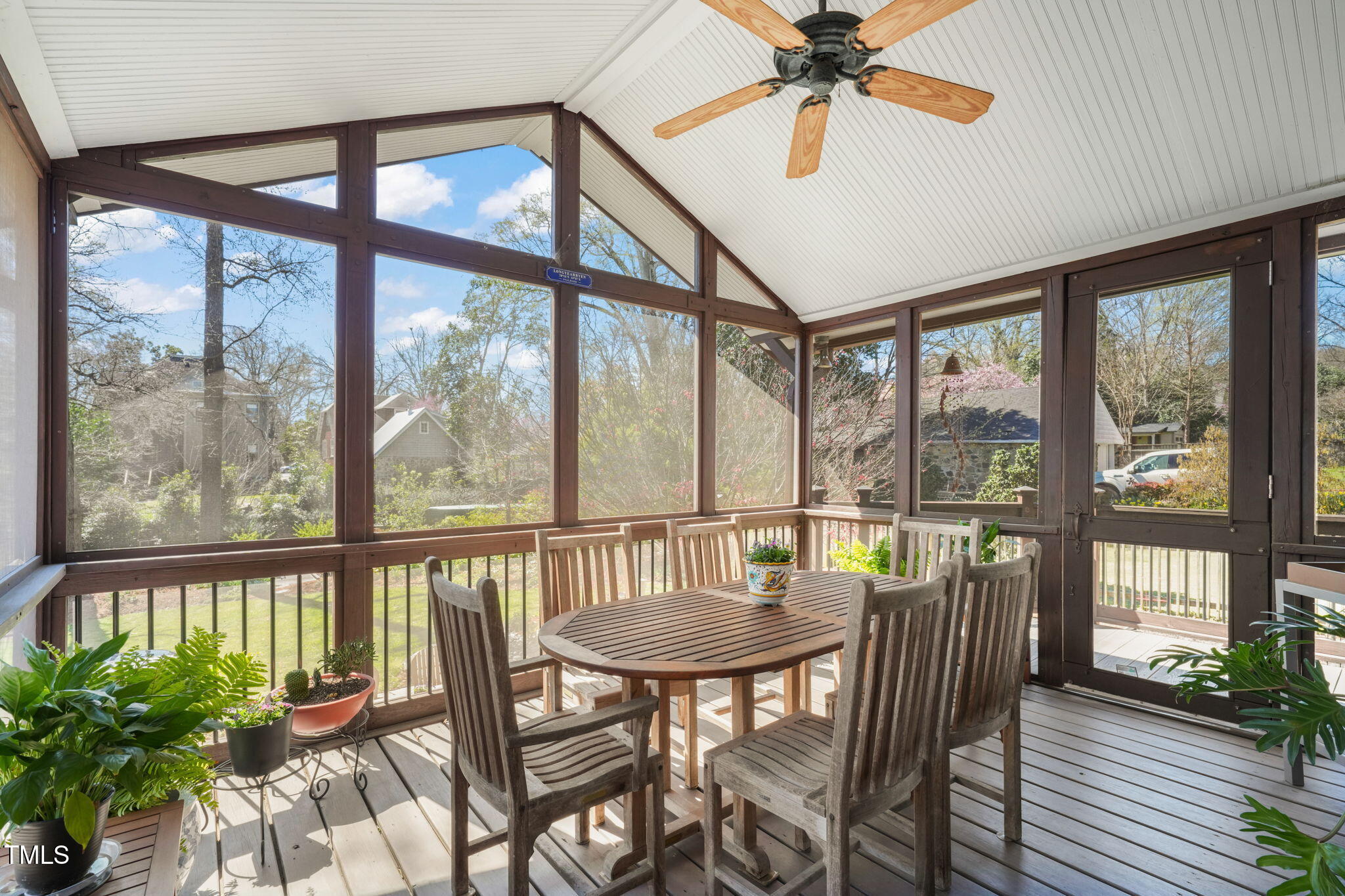 1009 W Markham Avenue