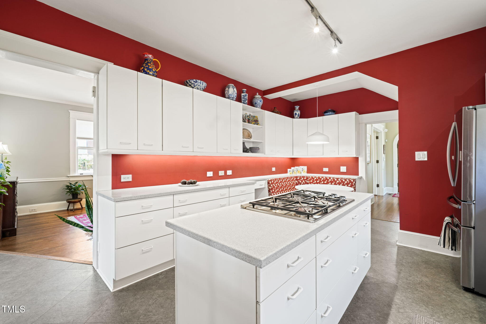 1009 W Markham Avenue