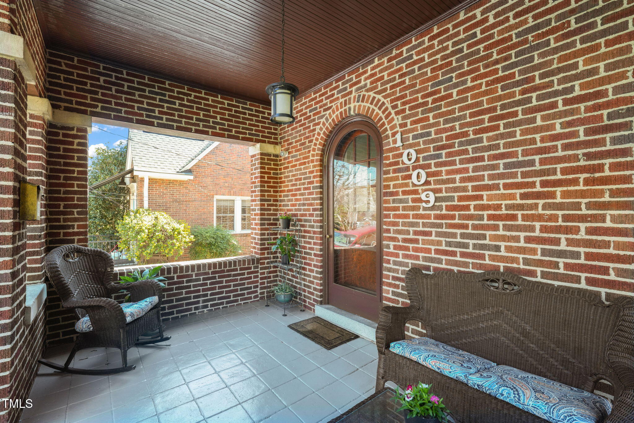 1009 W Markham Avenue