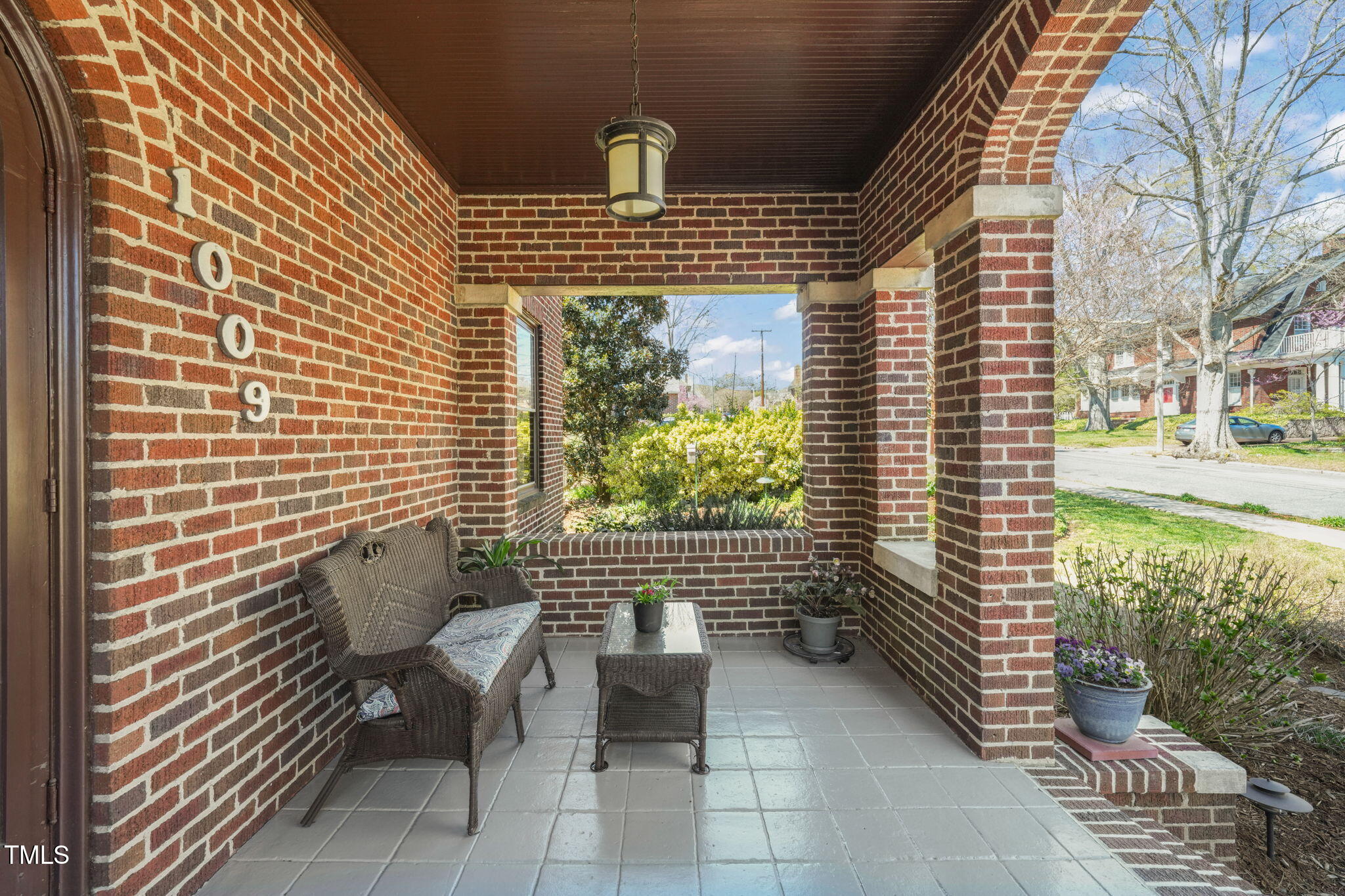 1009 W Markham Avenue