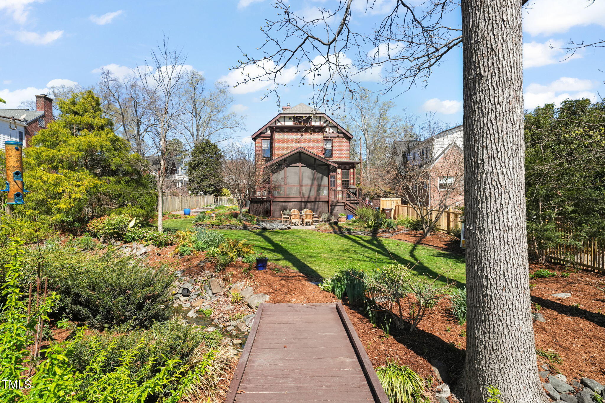 1009 W Markham Avenue