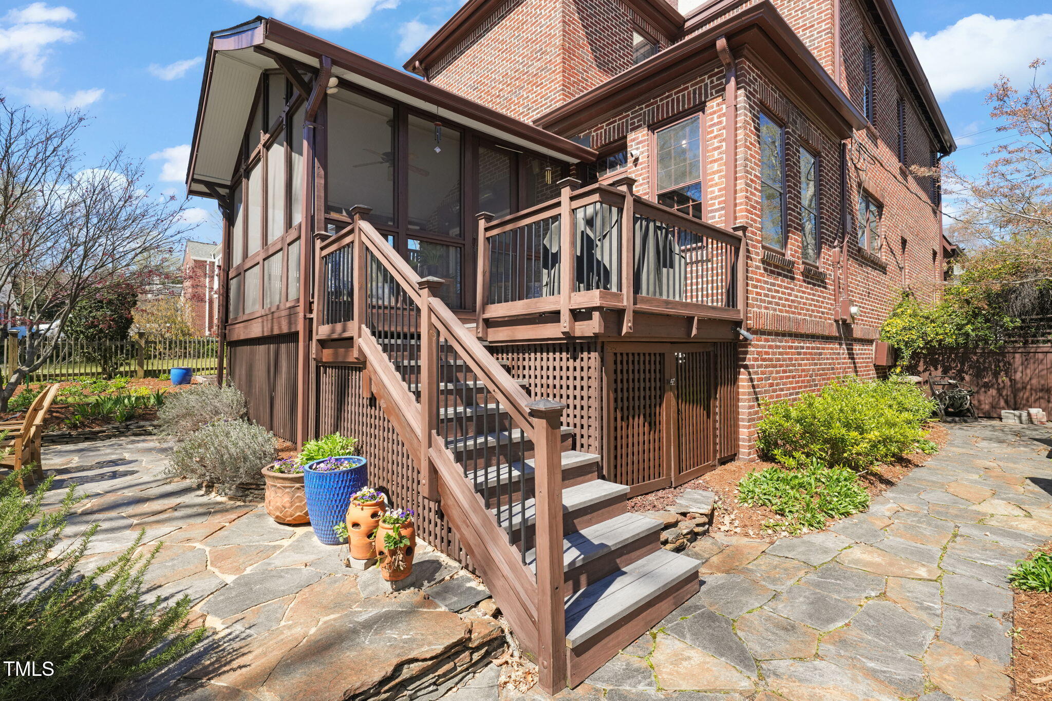 1009 W Markham Avenue