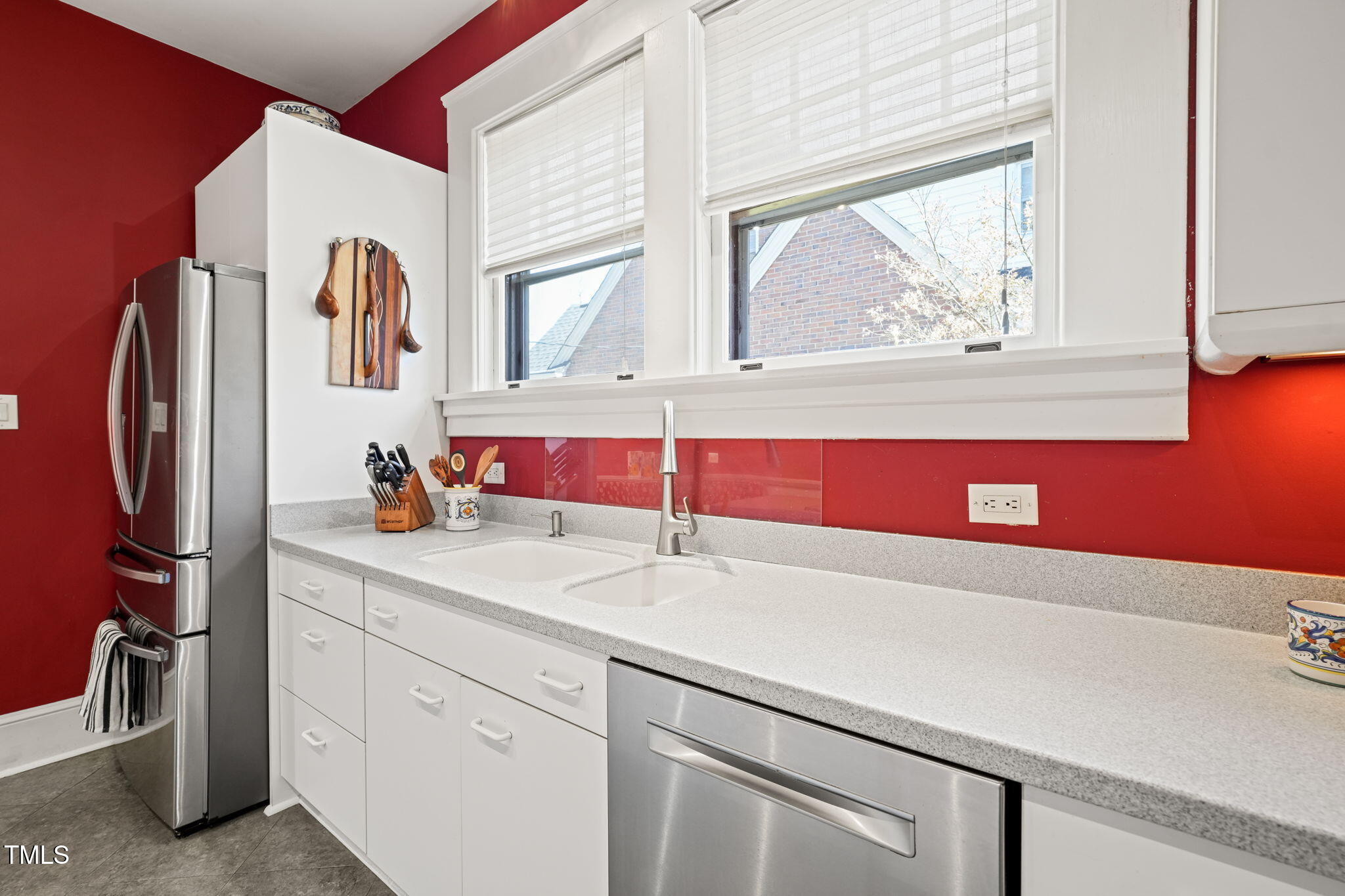 1009 W Markham Avenue