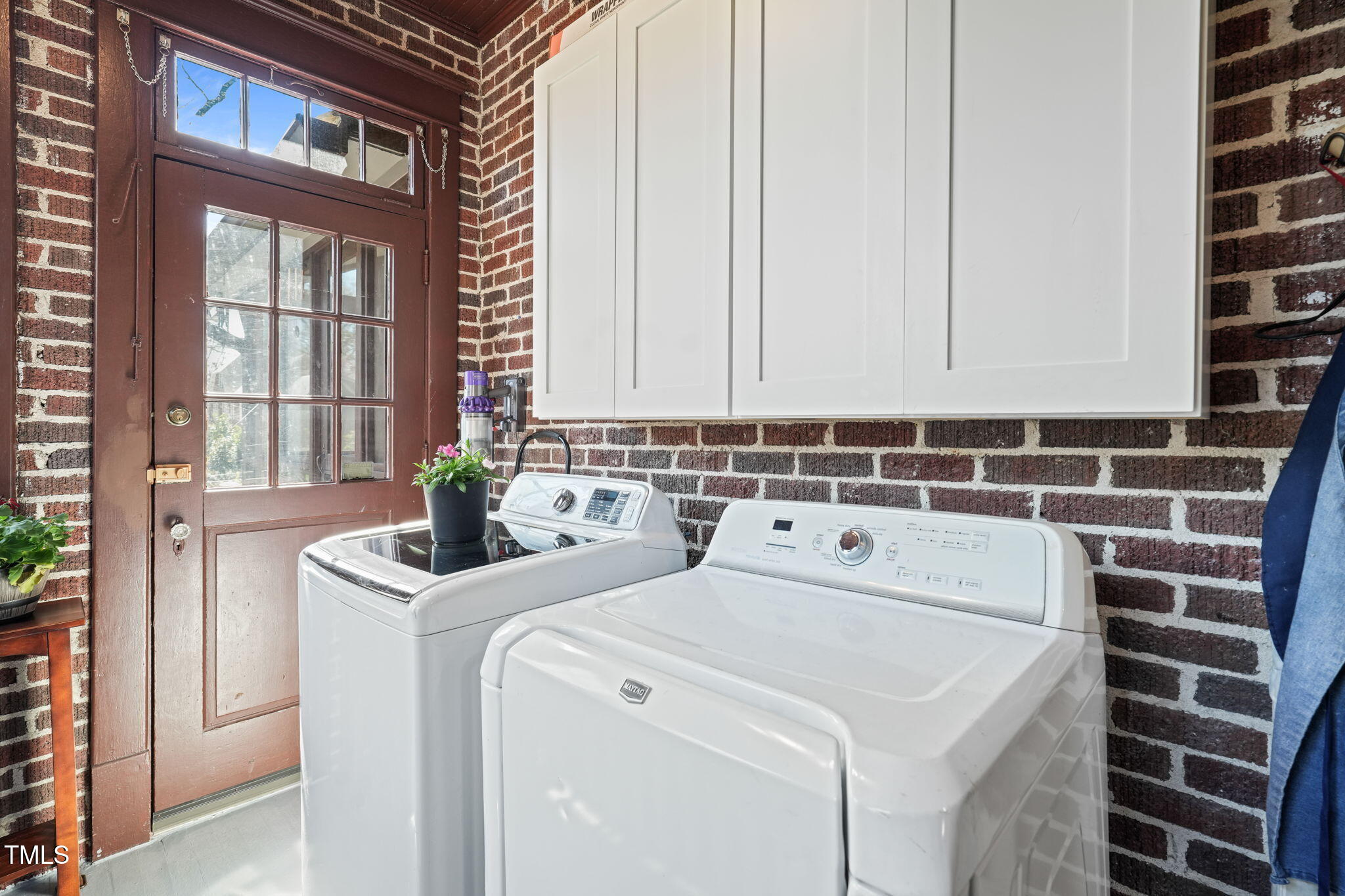 1009 W Markham Avenue