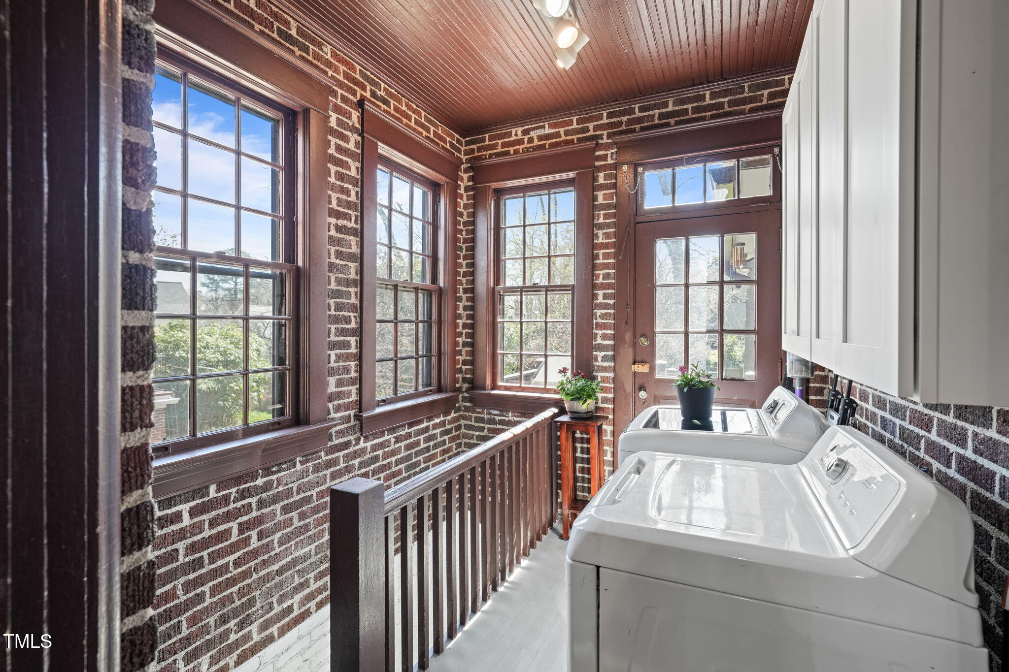 1009 W Markham Avenue