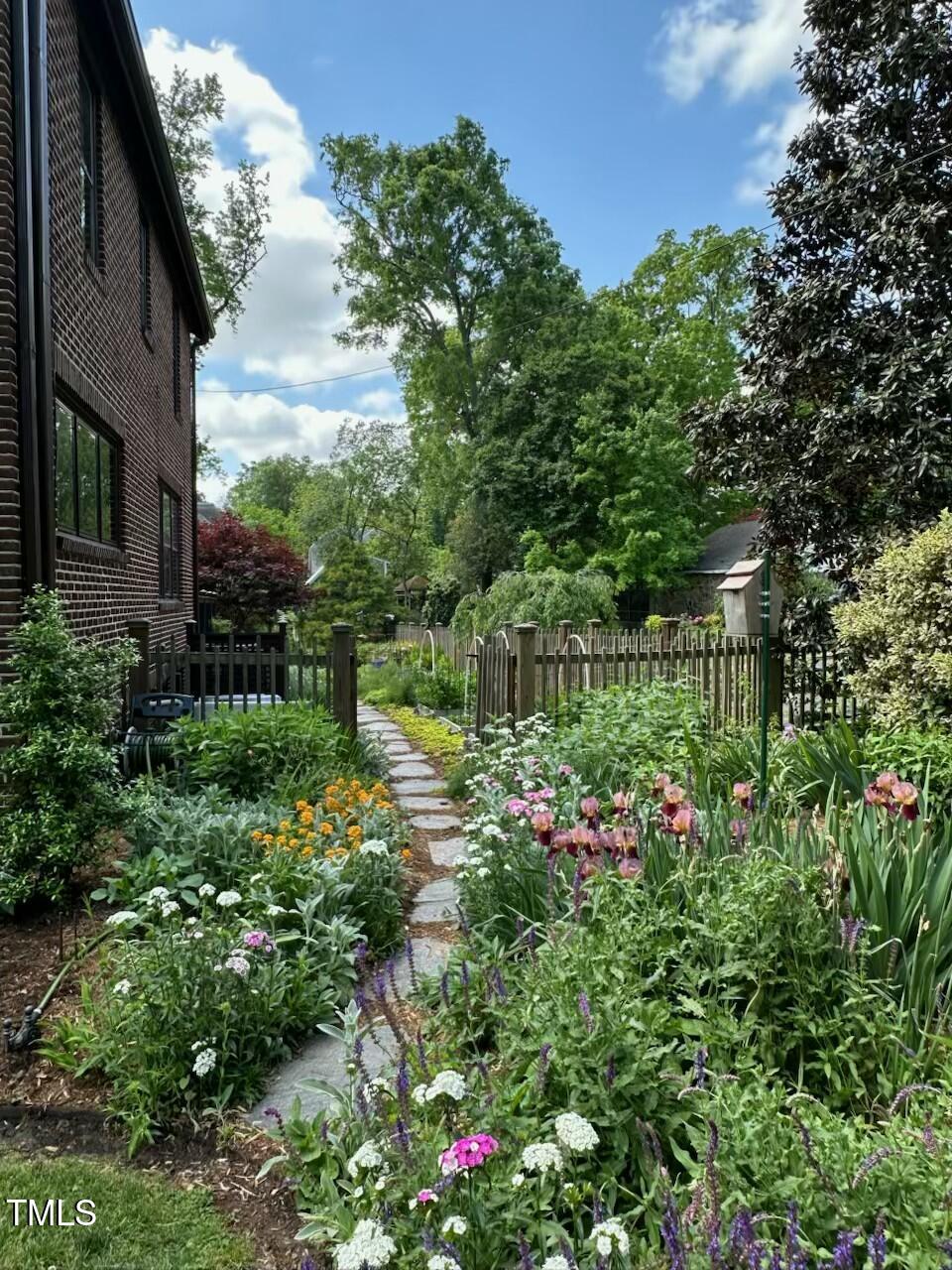 1009 W Markham Avenue