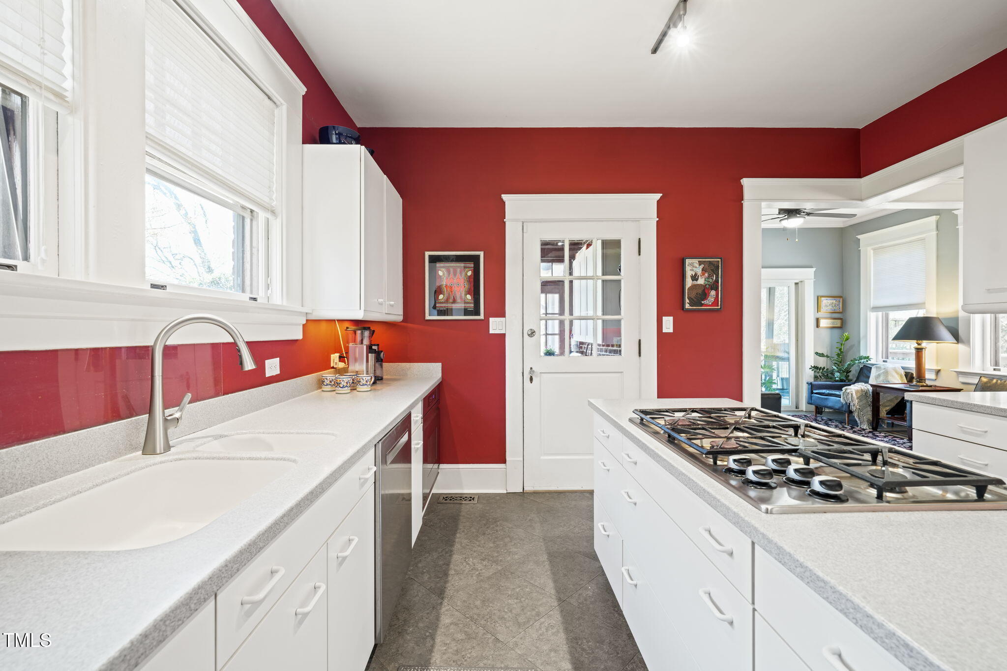 1009 W Markham Avenue