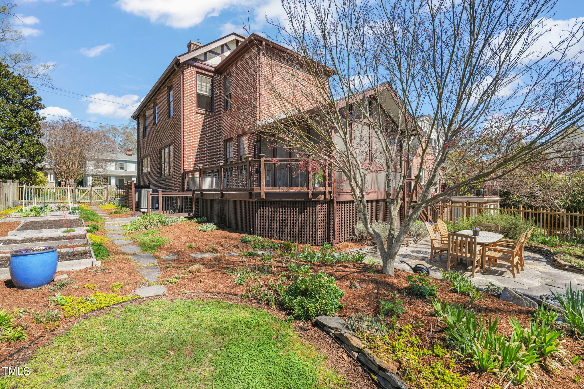 1009 W Markham Avenue