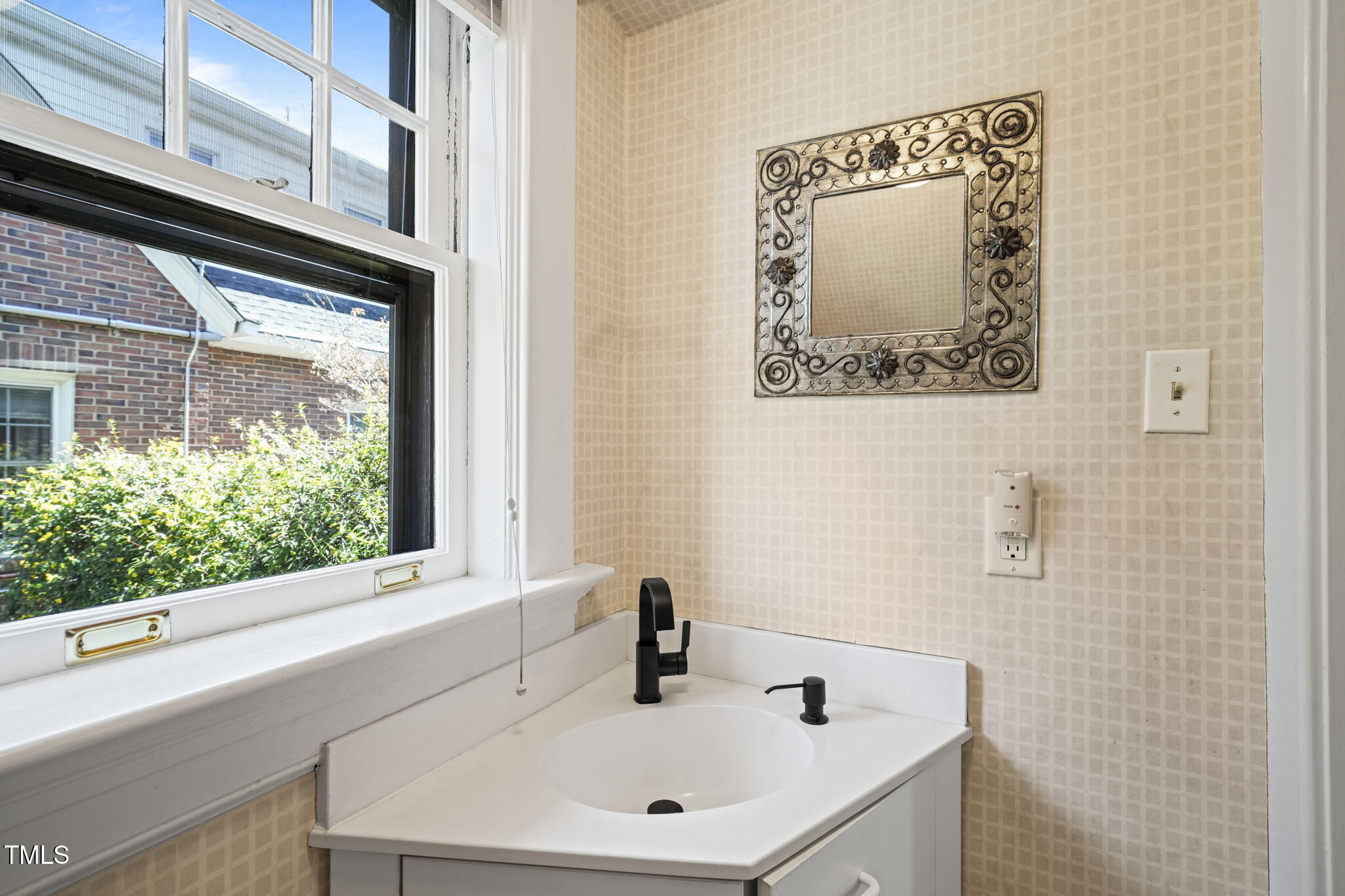 1009 W Markham Avenue