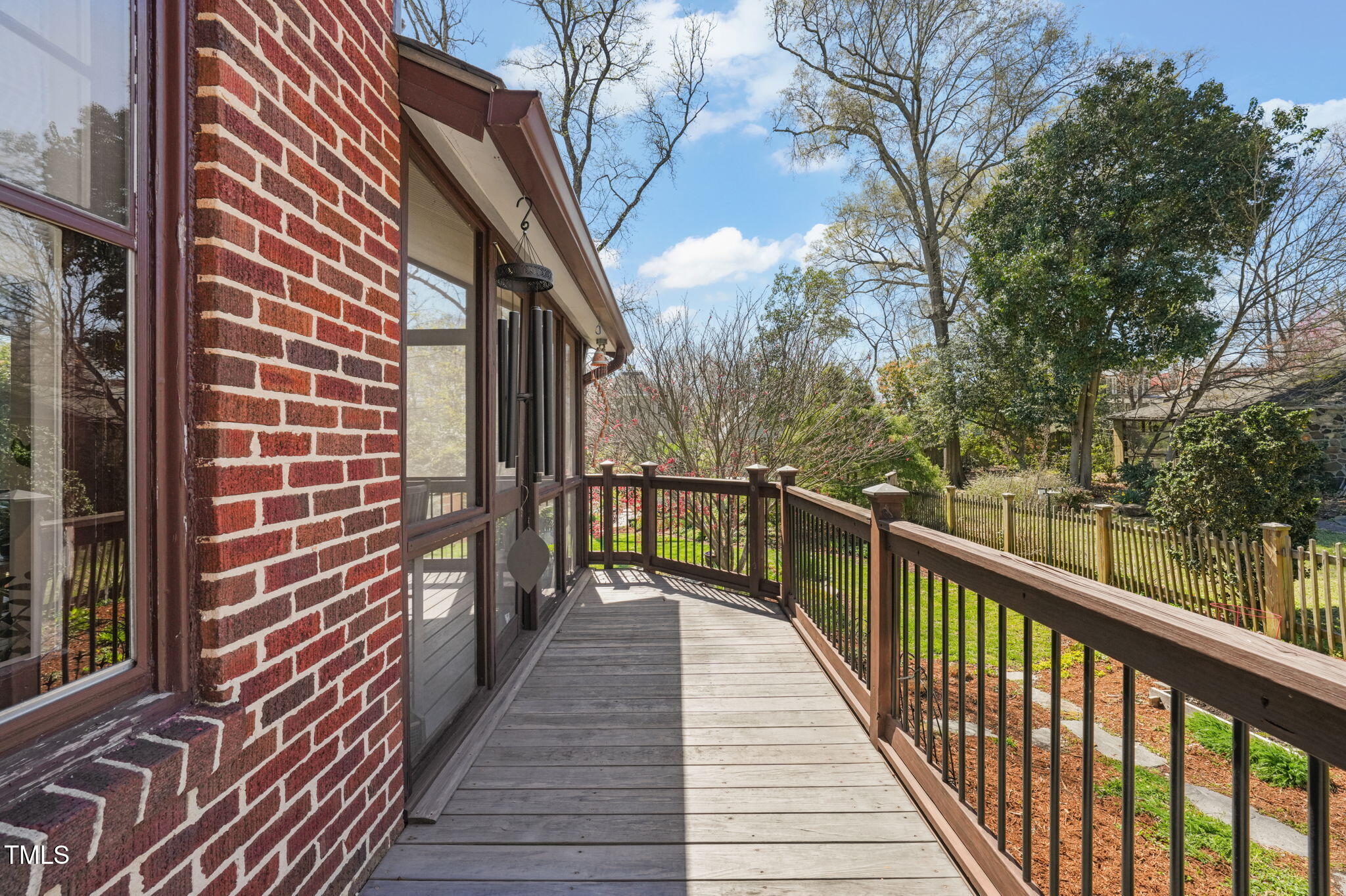 1009 W Markham Avenue