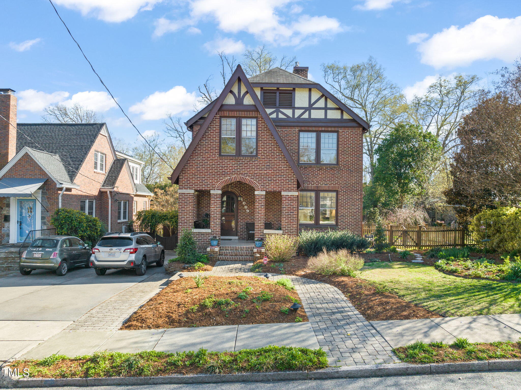 1009 W Markham Avenue