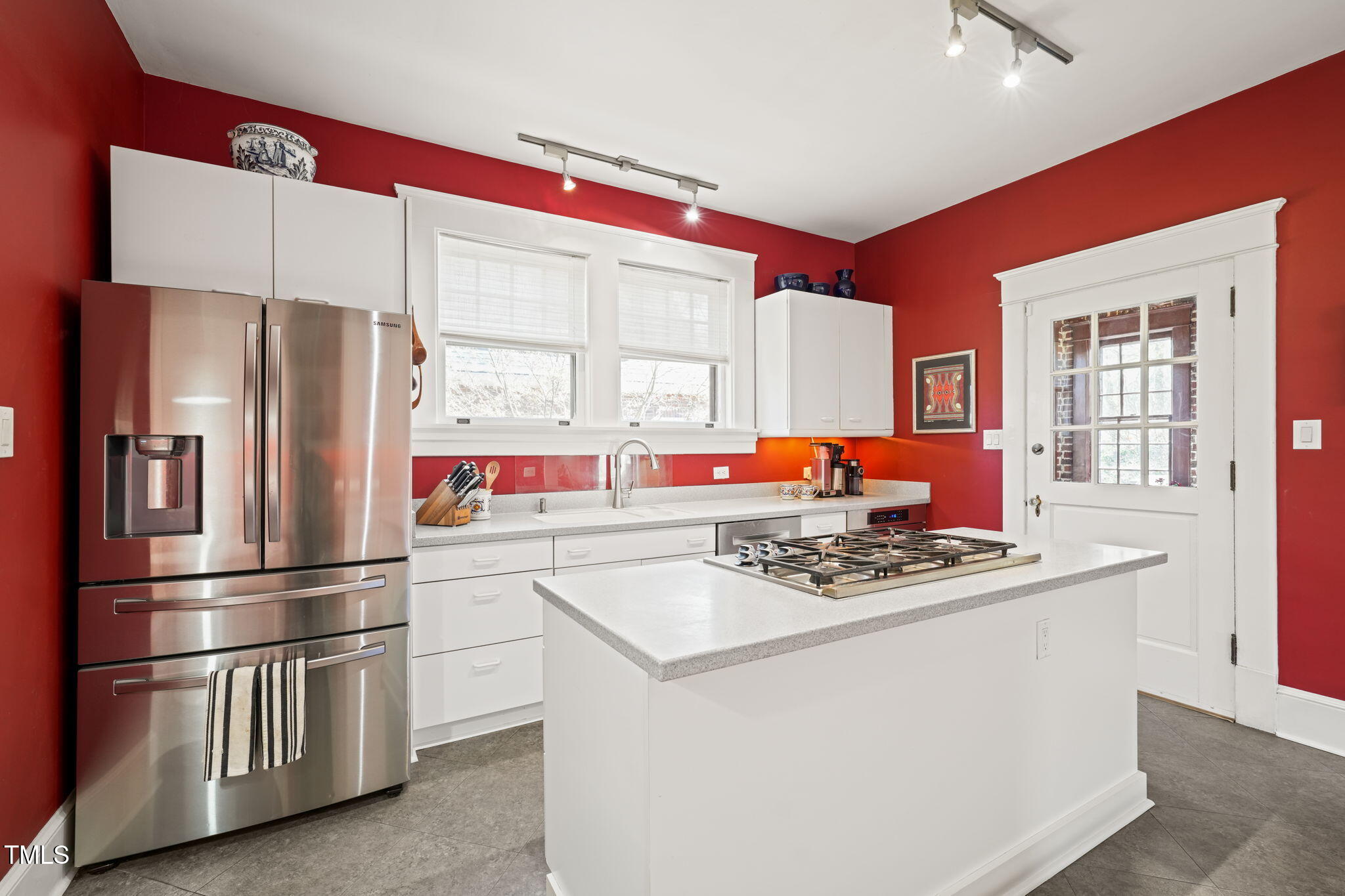 1009 W Markham Avenue