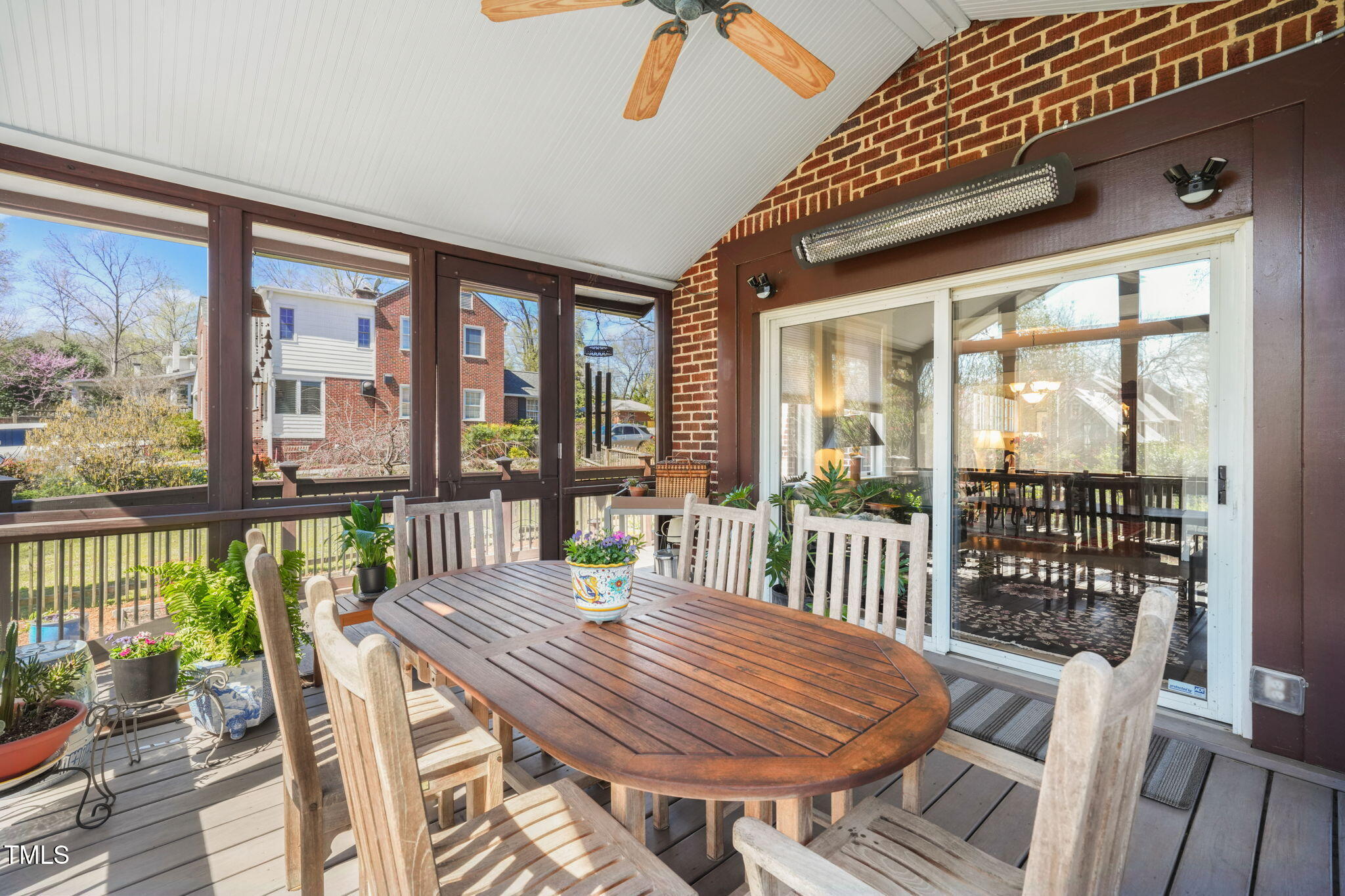 1009 W Markham Avenue