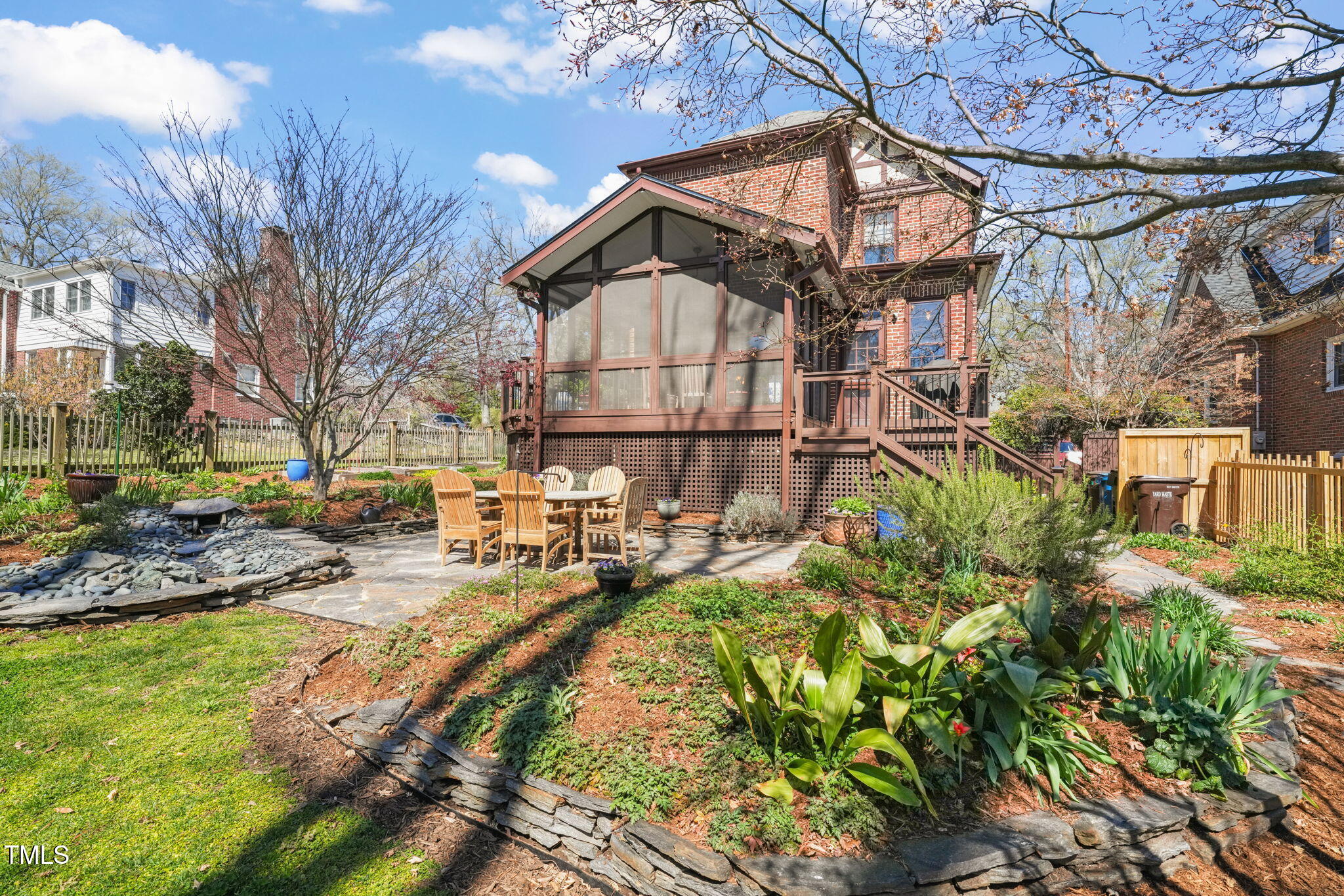 1009 W Markham Avenue