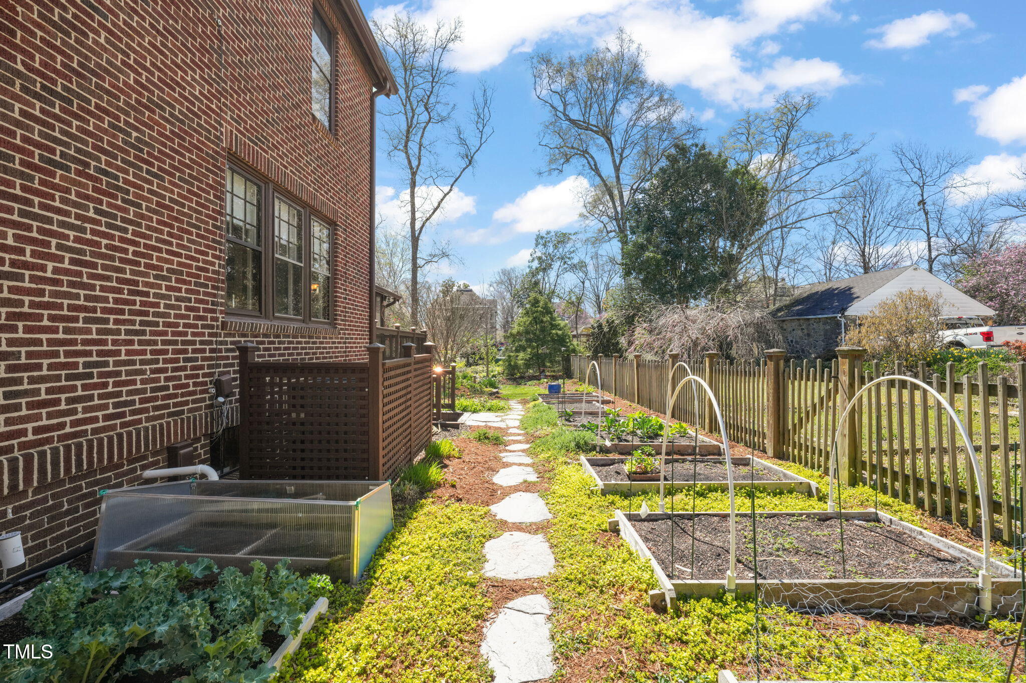 1009 W Markham Avenue