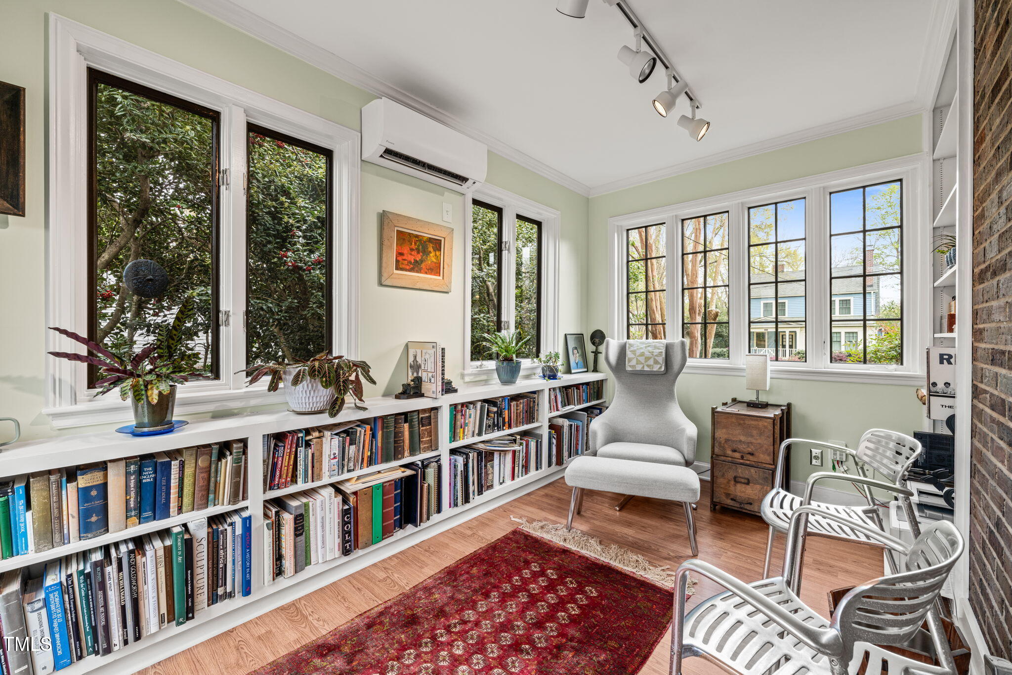 1024 W Markham Avenue