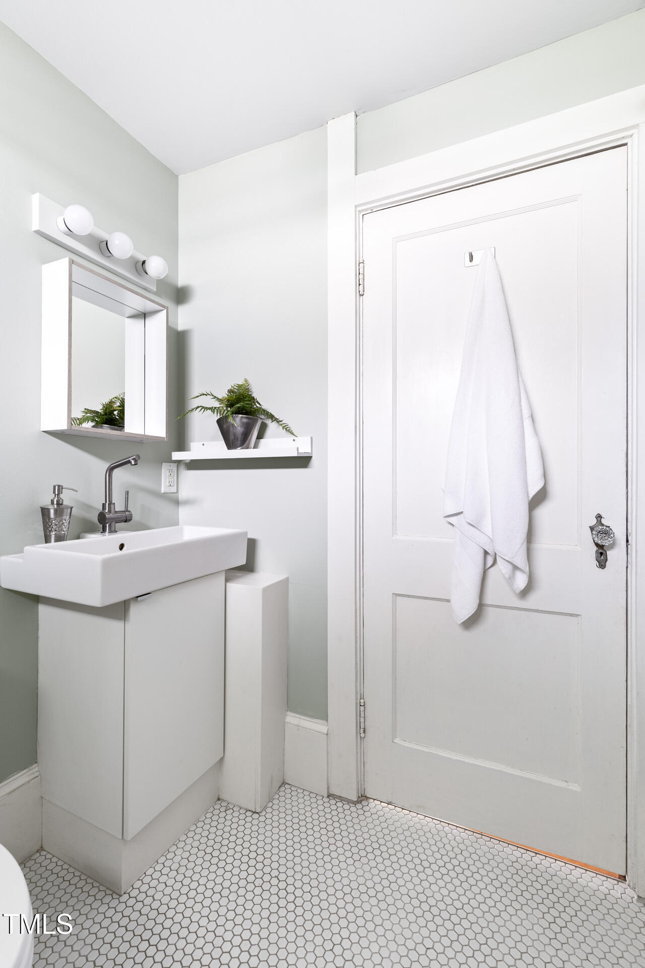 107 E Hammond Street