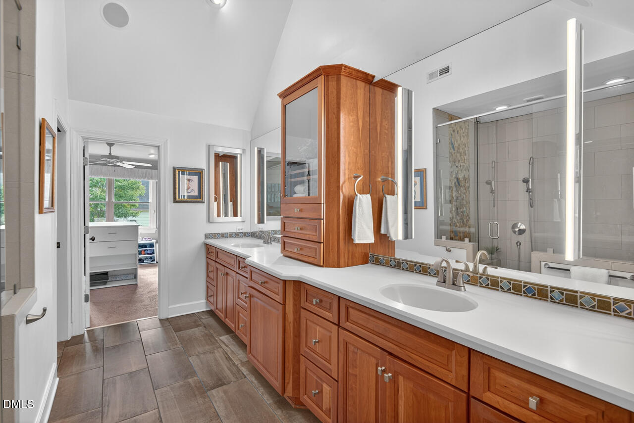 302 Edgewater Circle