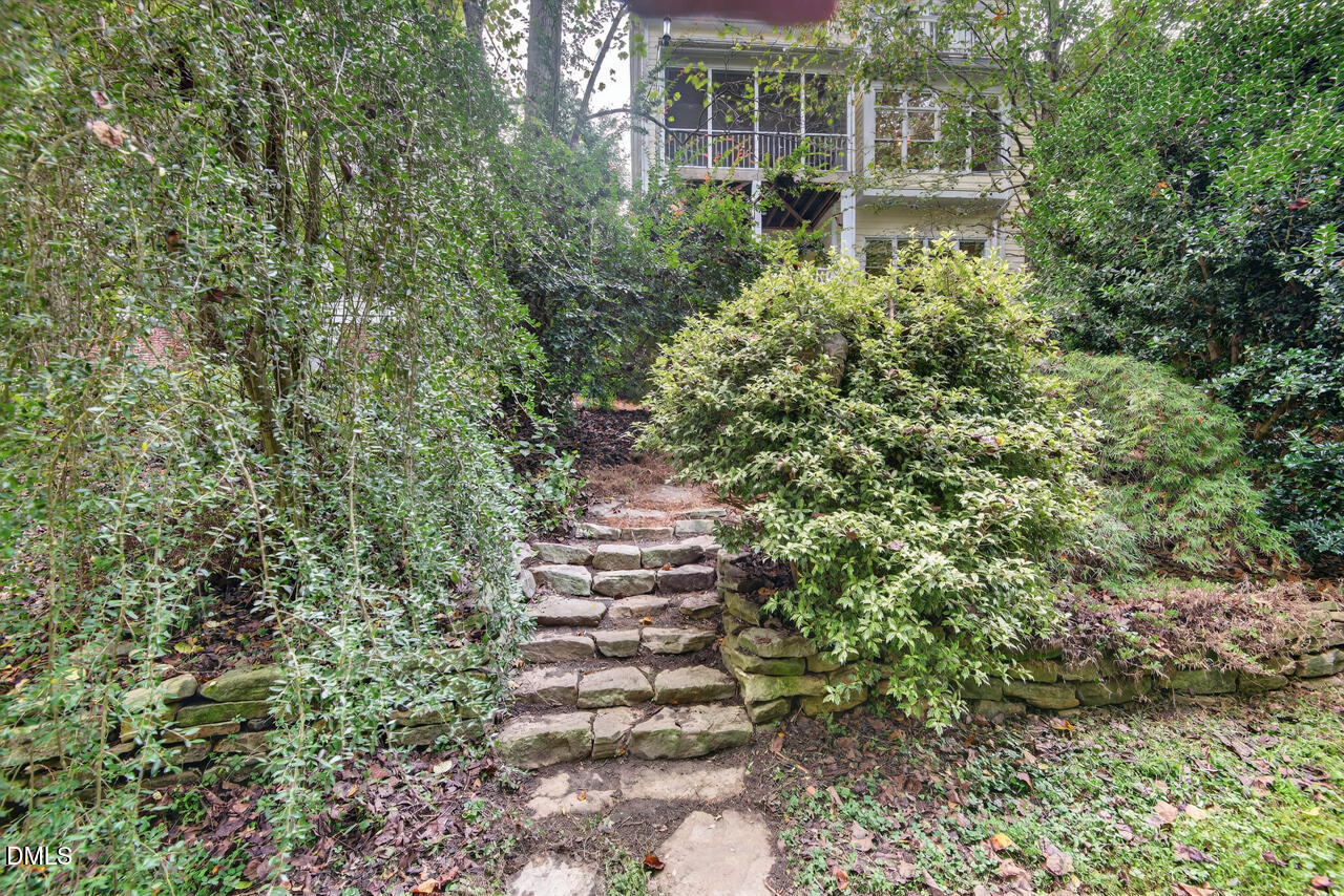 302 Edgewater Circle