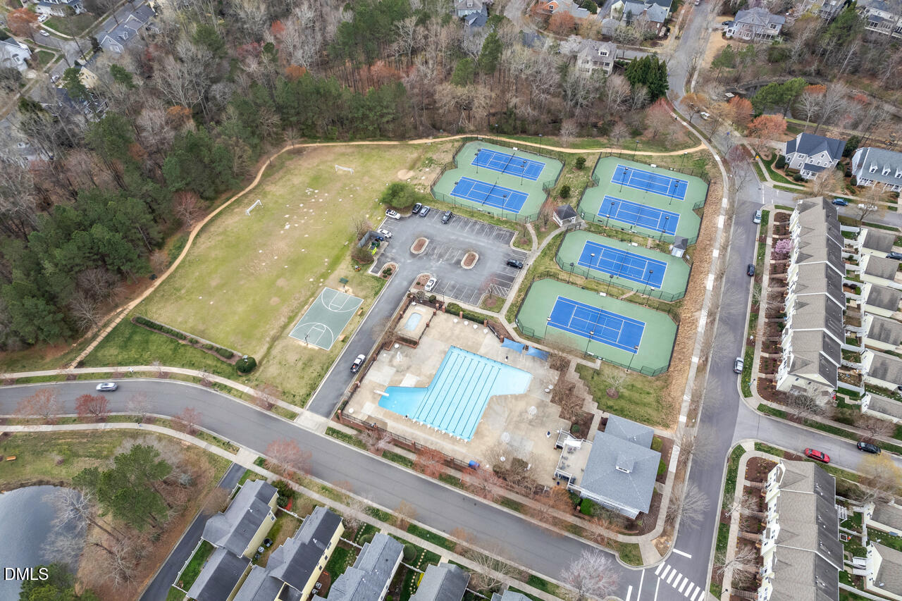 302 Edgewater Circle