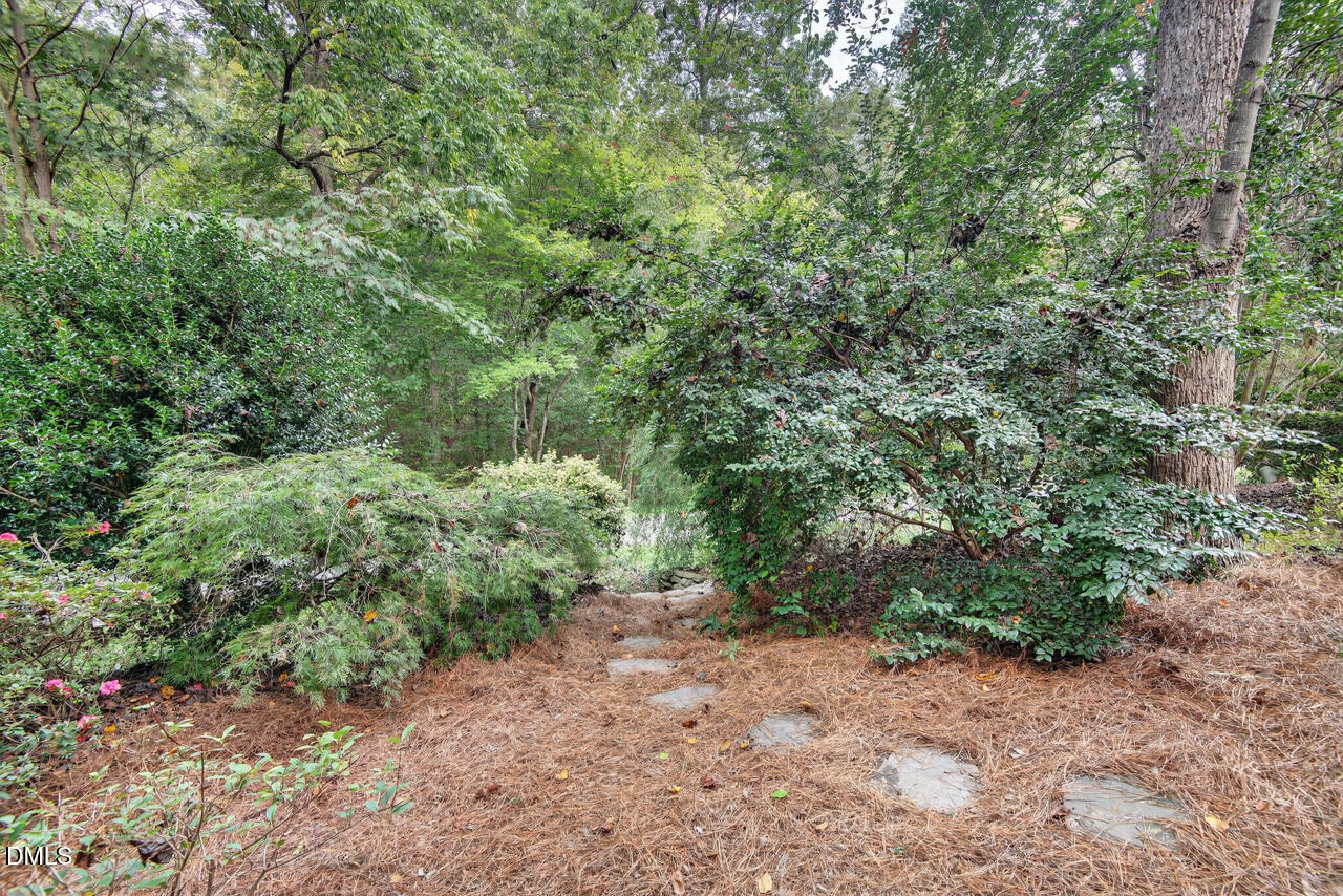 302 Edgewater Circle