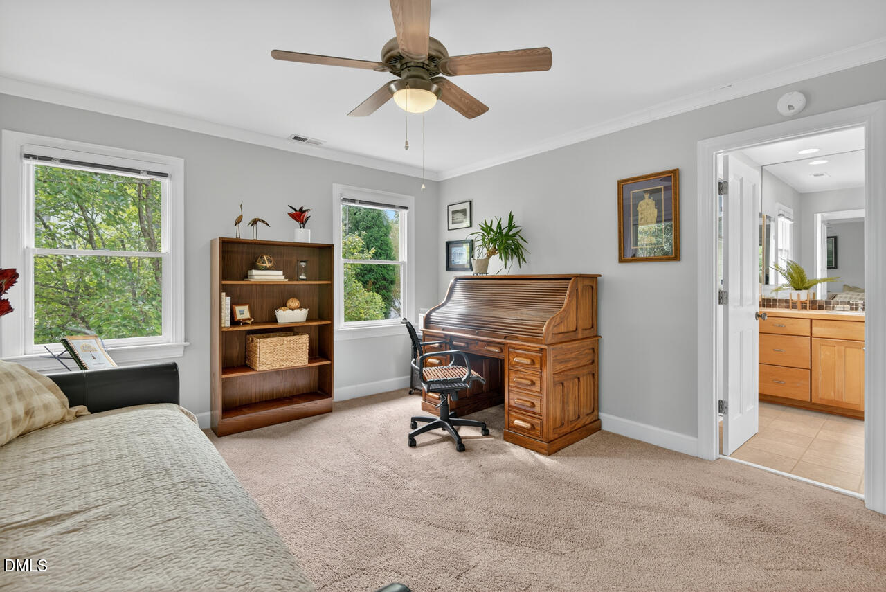 302 Edgewater Circle