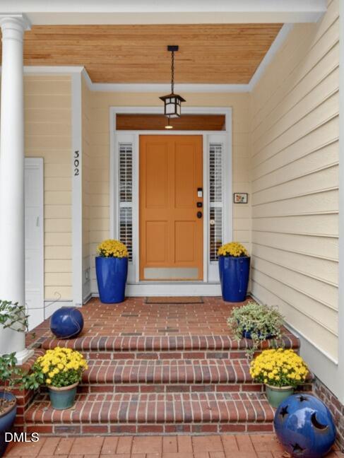 302 Edgewater Circle