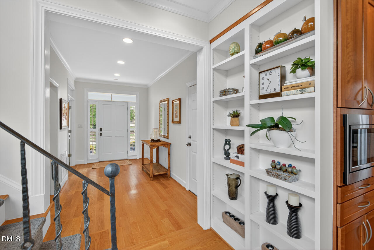 302 Edgewater Circle