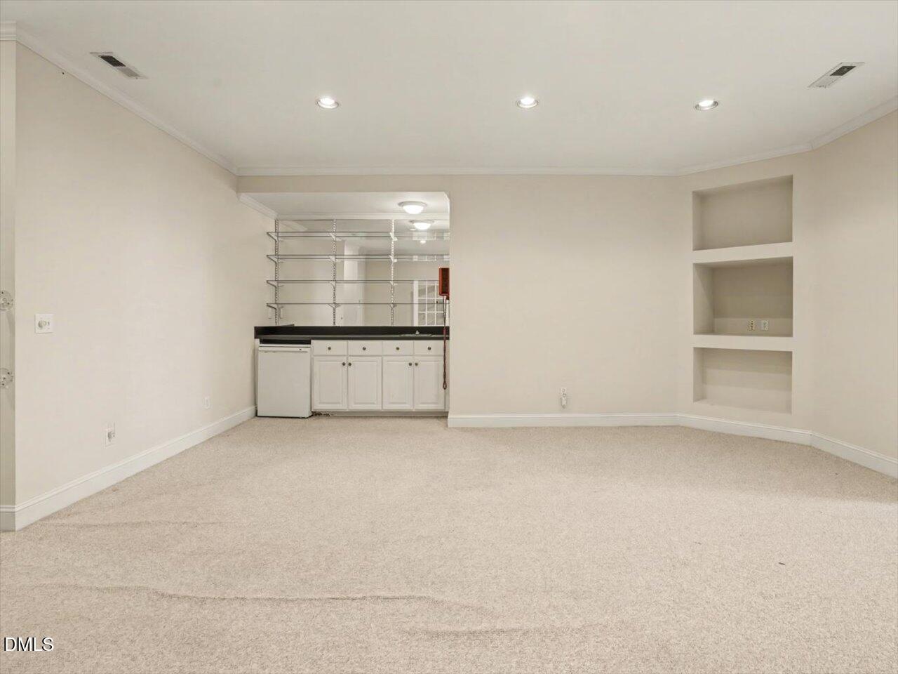 305 Sutherland Court