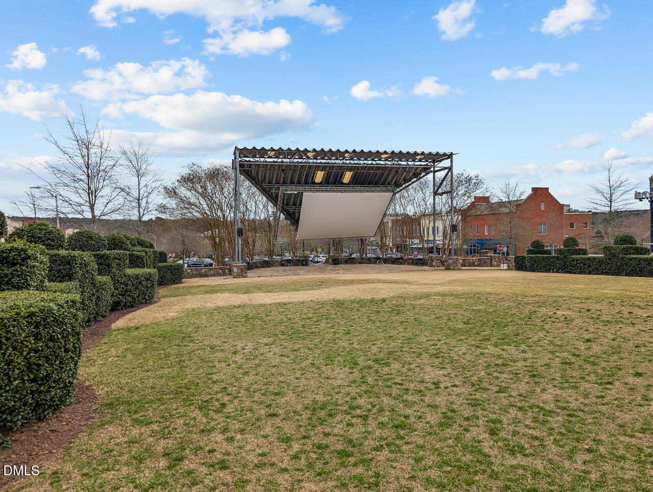 302 Edgewater Circle