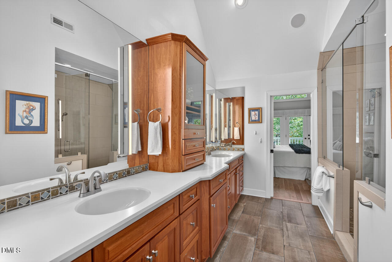 302 Edgewater Circle