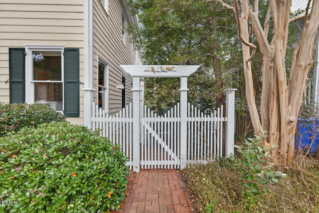 302 Edgewater Circle