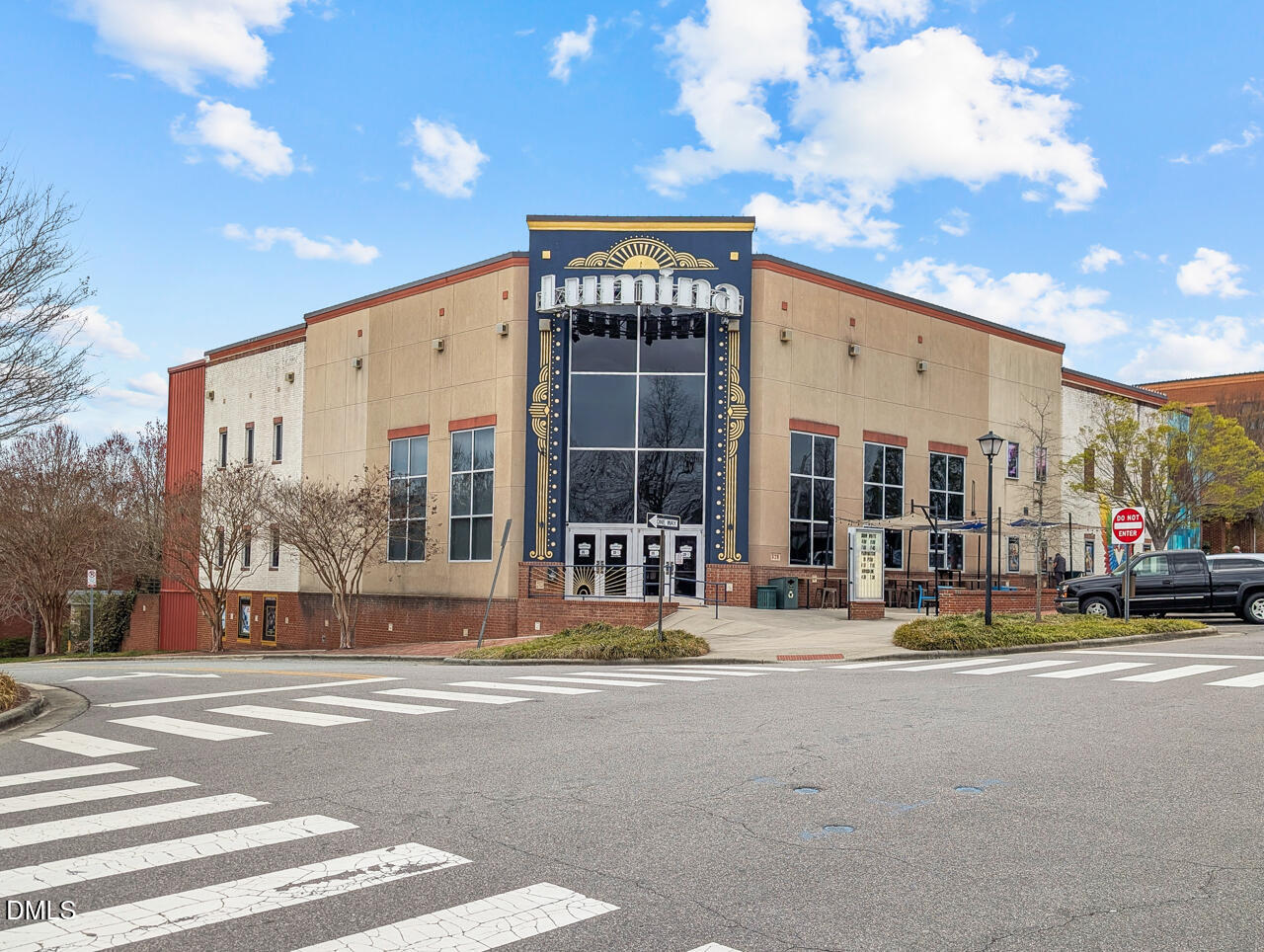 302 Edgewater Circle