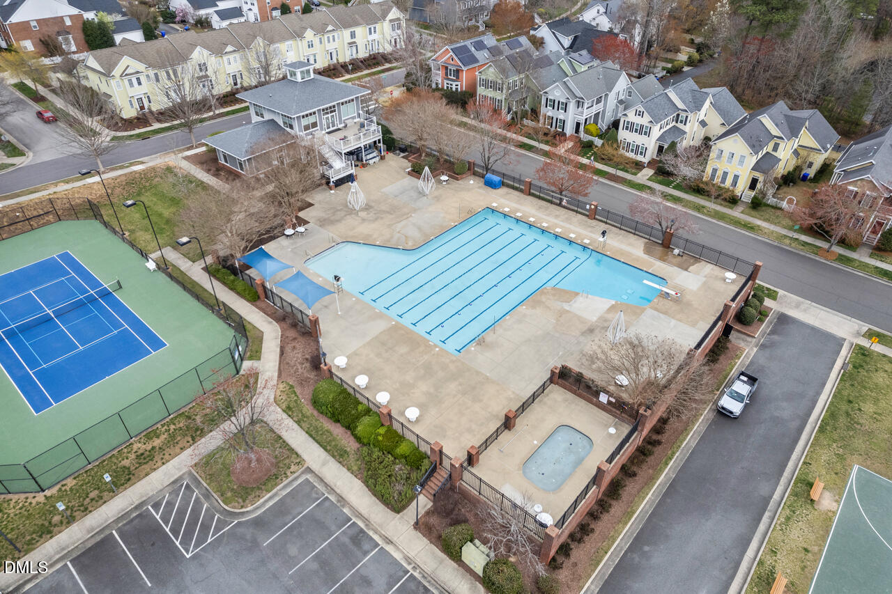 302 Edgewater Circle