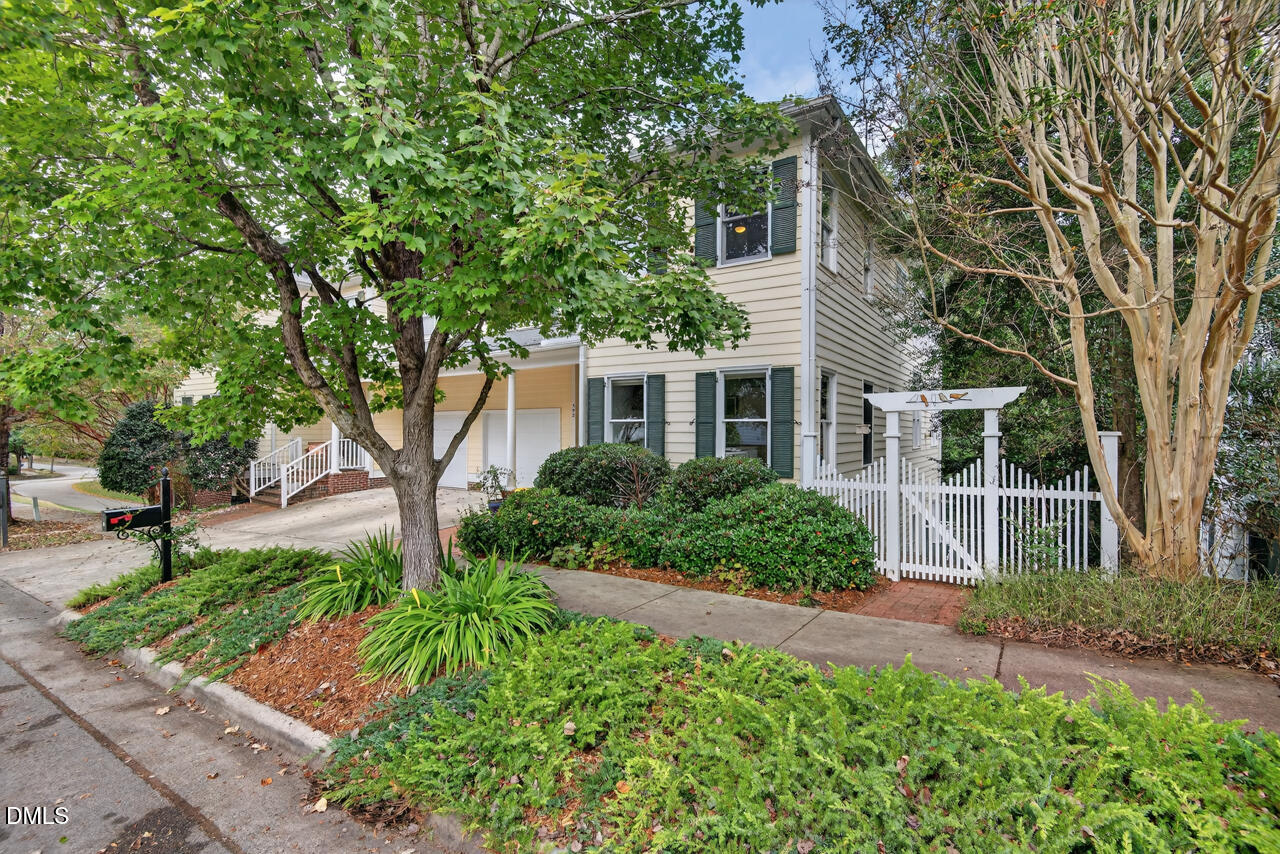 302 Edgewater Circle