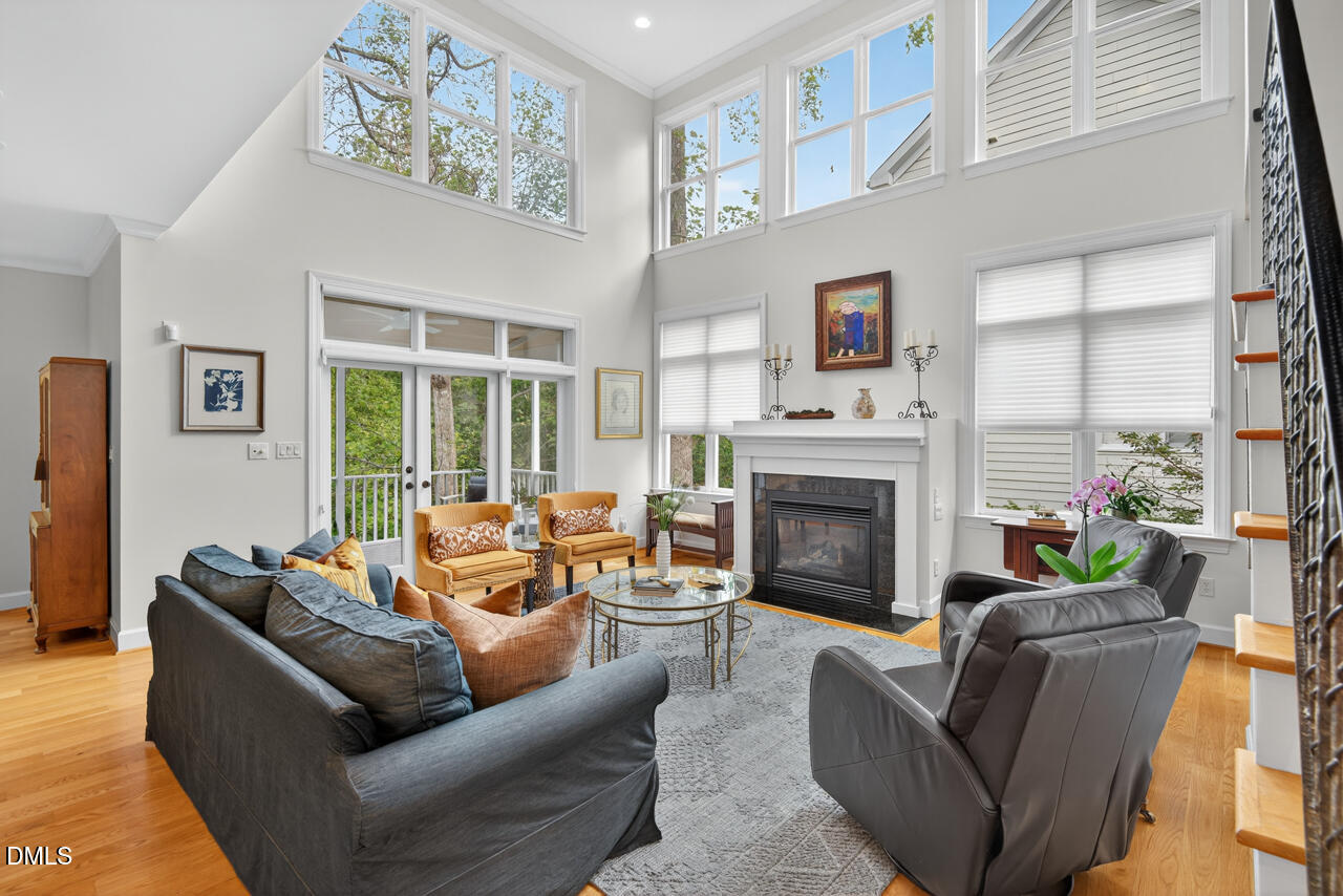 302 Edgewater Circle