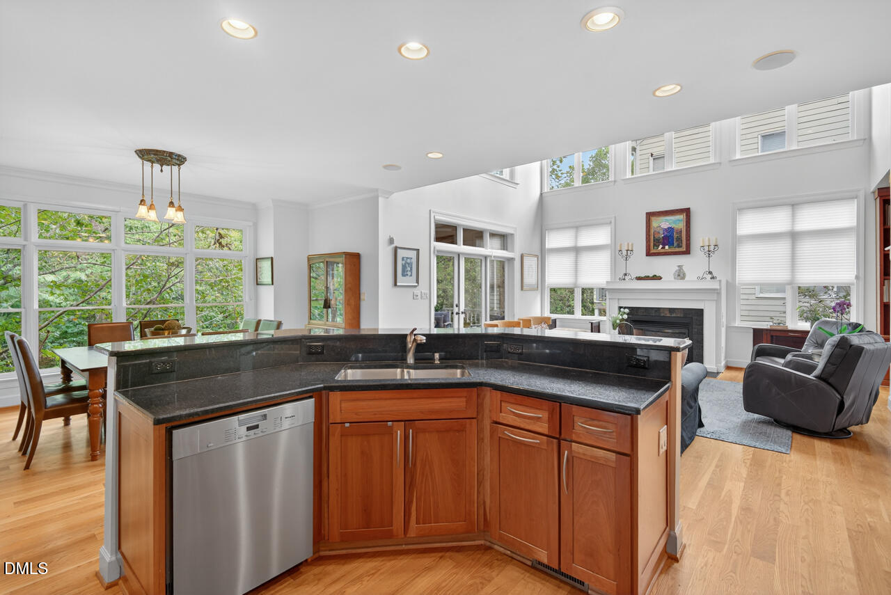 302 Edgewater Circle