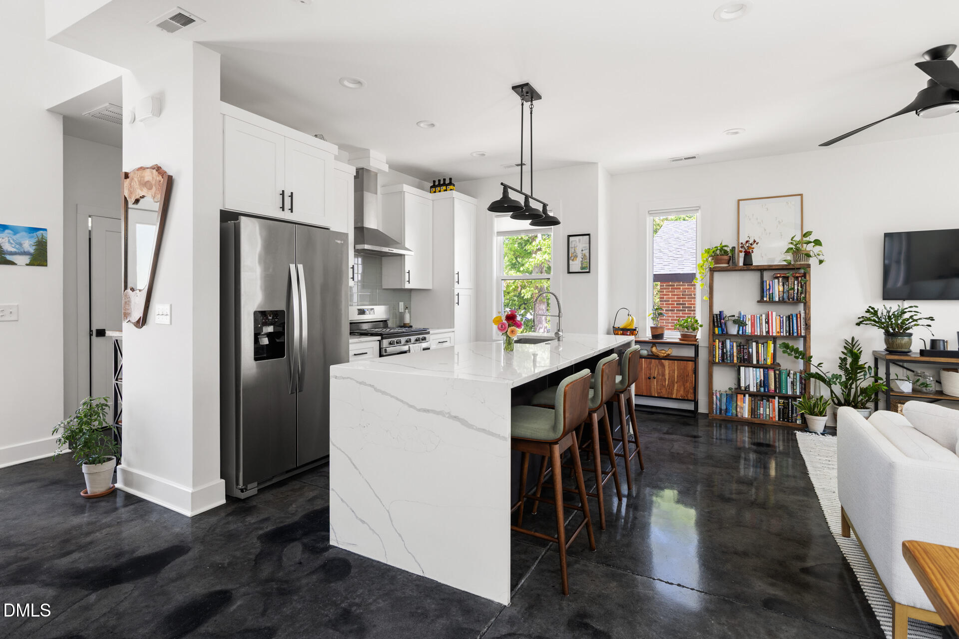 825 W Markham Avenue